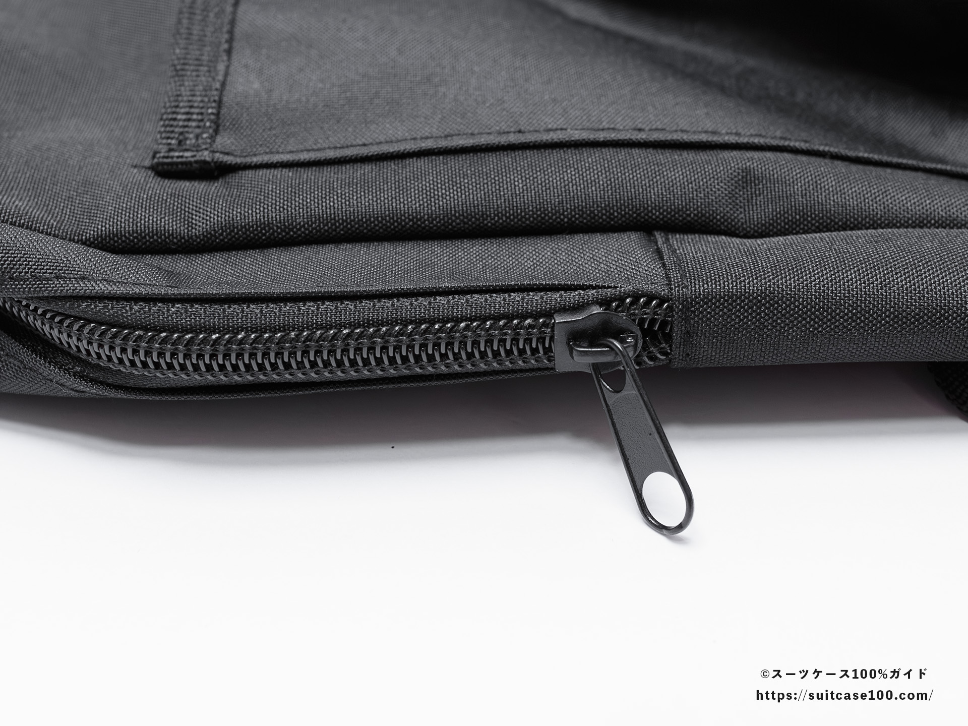 スタンダードプロダクツ スーツケースに付けられるバッグ 外観レビュー メイン収納のファスナー拡大