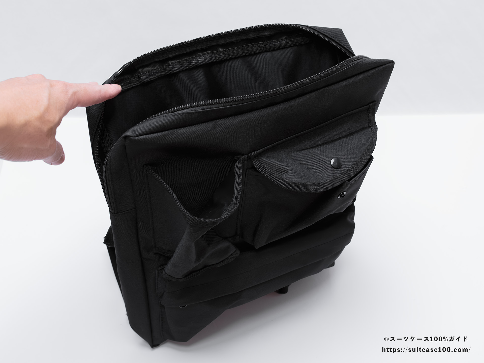 スタンダードプロダクツ スーツケースに付けられるバッグ 外観レビュー メイン収納を開けている図