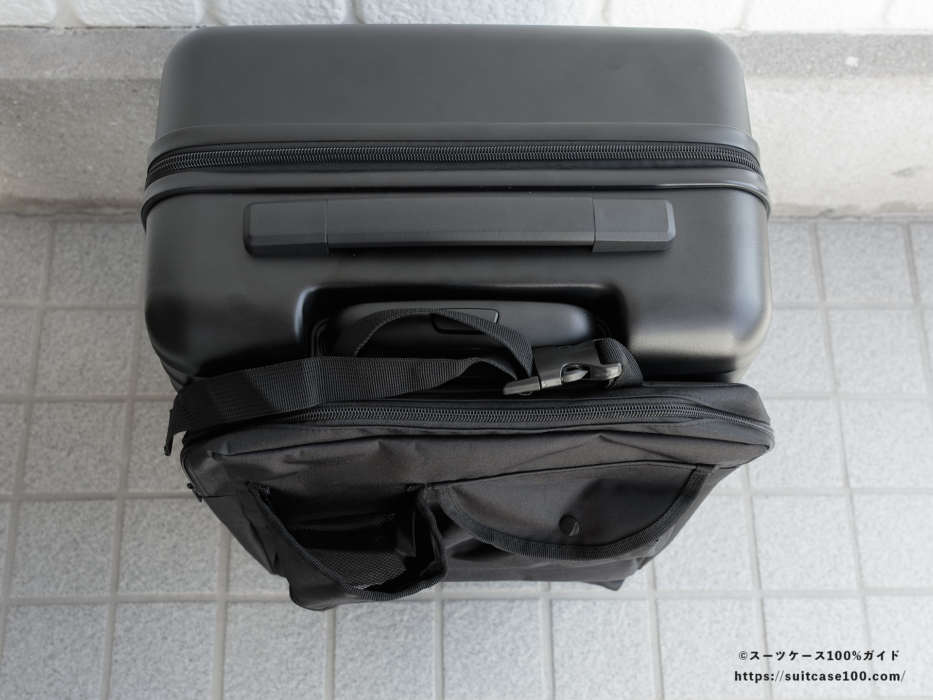 スタンダードプロダクツ スーツケースに付けられるバッグ レビュー キャリーバーから抜けた状態