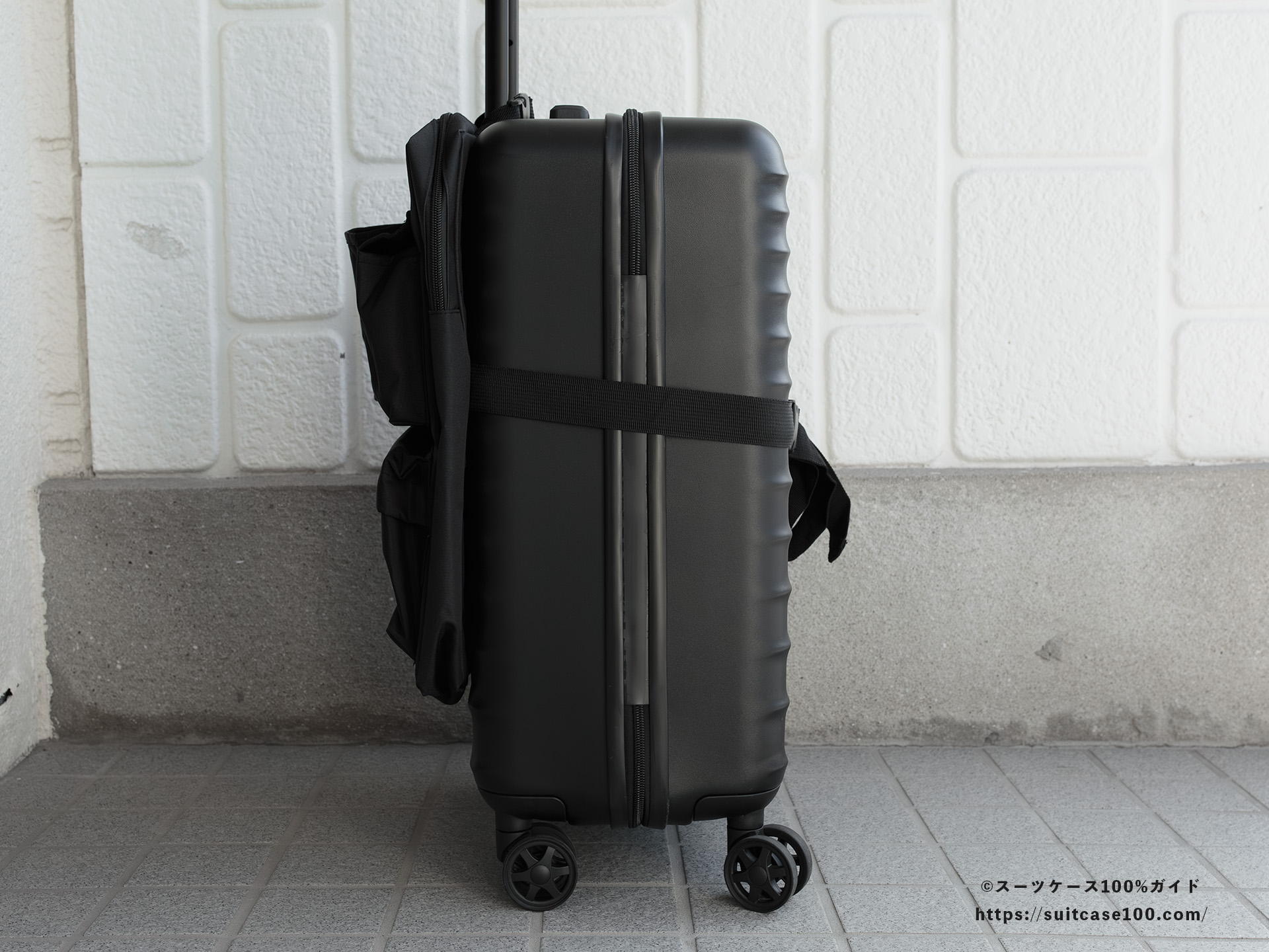 スタンダードプロダクツ スーツケースに付けられるバッグ レビュー スーツケースに装着した図 側面から見た図