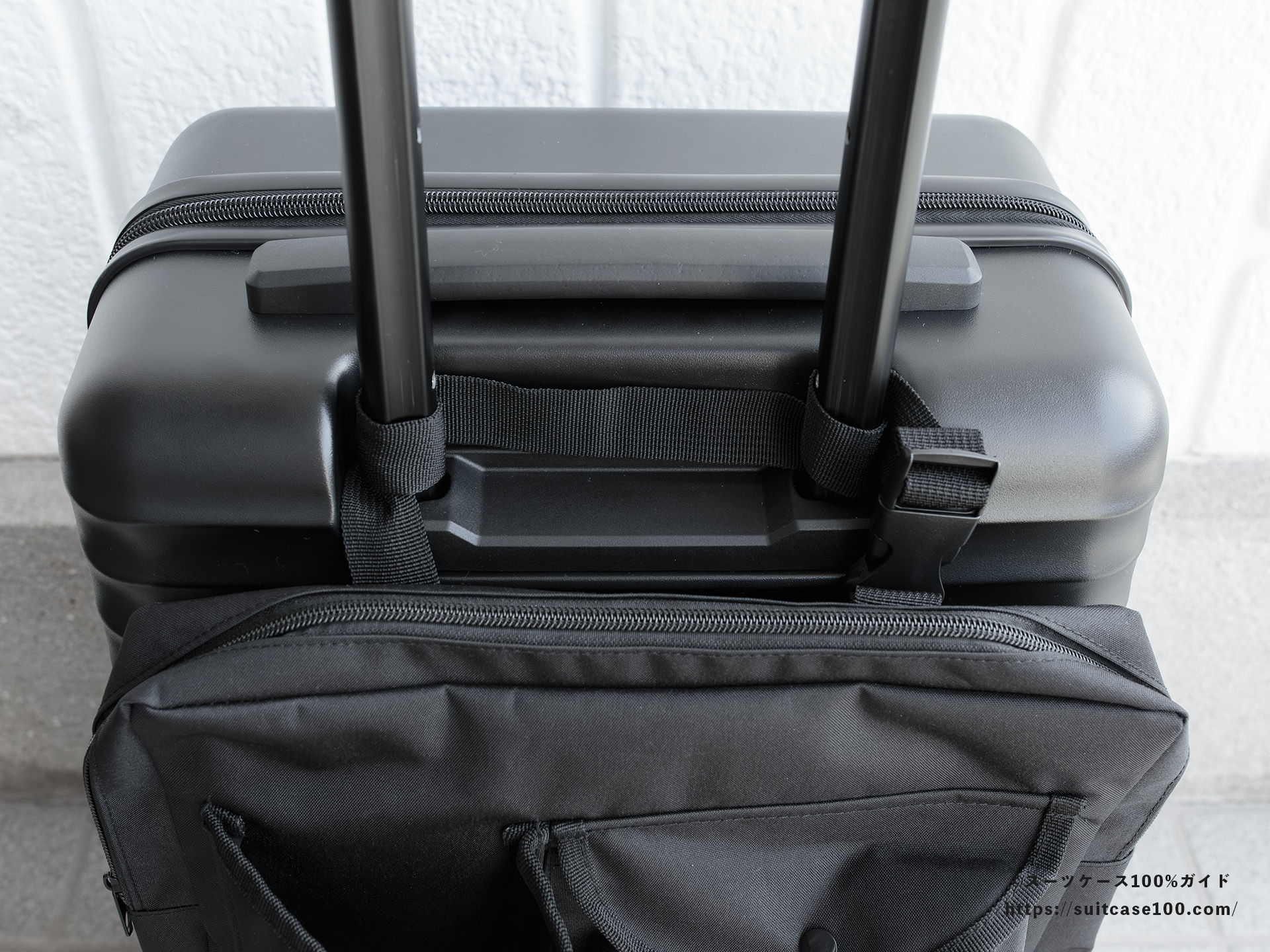 スタンダードプロダクツ スーツケースに付けられるバッグ レビュー キャリーハンドルに巻いて取り付けた状態