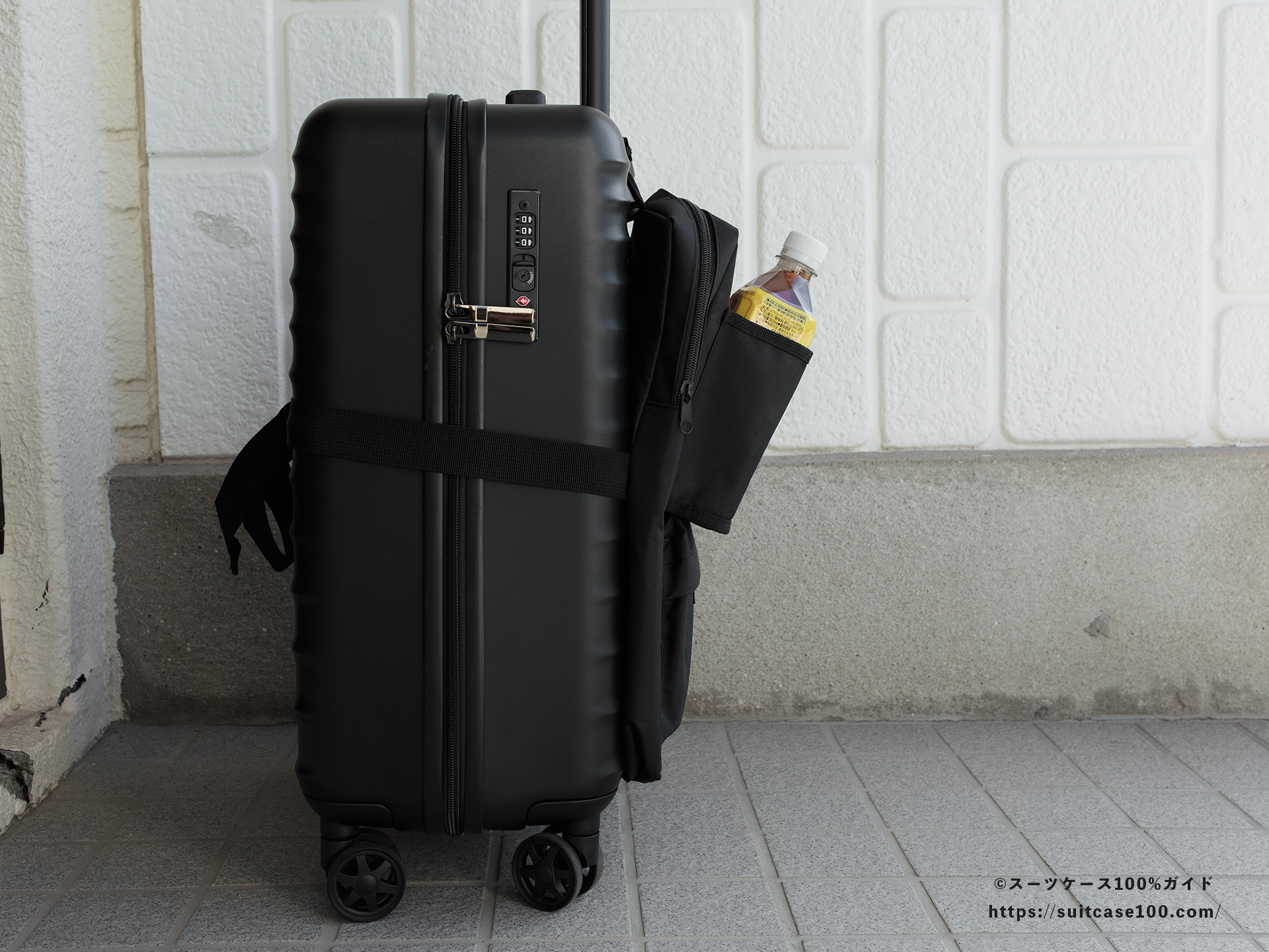 スタンダードプロダクツ スーツケースに付けられるバッグ レビュー ドリンクホルダーにペットボトルを入れて真横から見た図