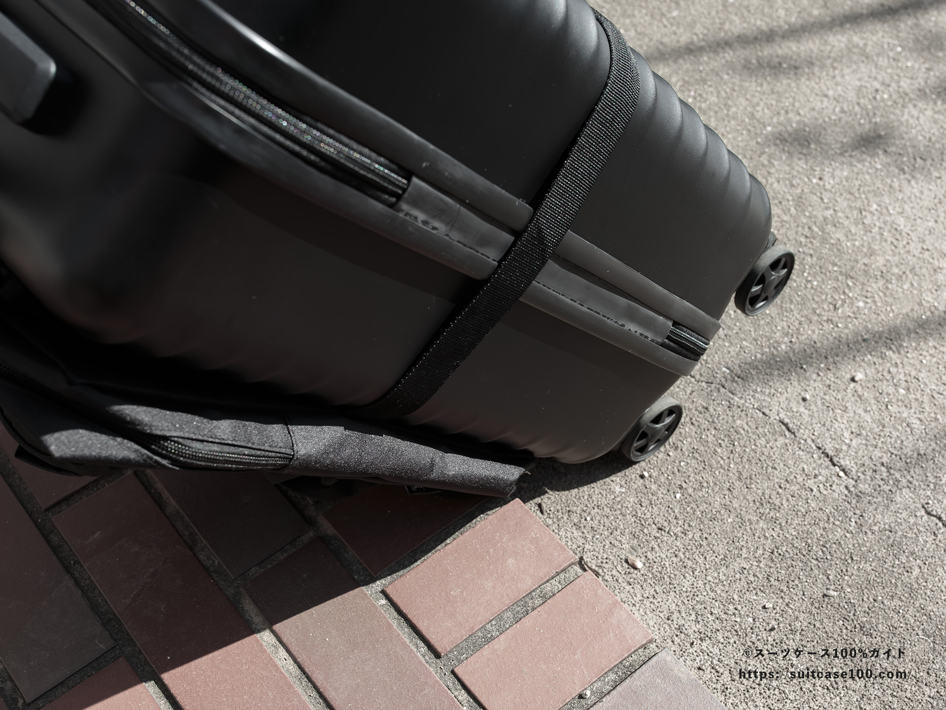 スタンダードプロダクツ スーツケースに付けられるバッグ レビュー 斜めに引いて転がして段差に当たっている図