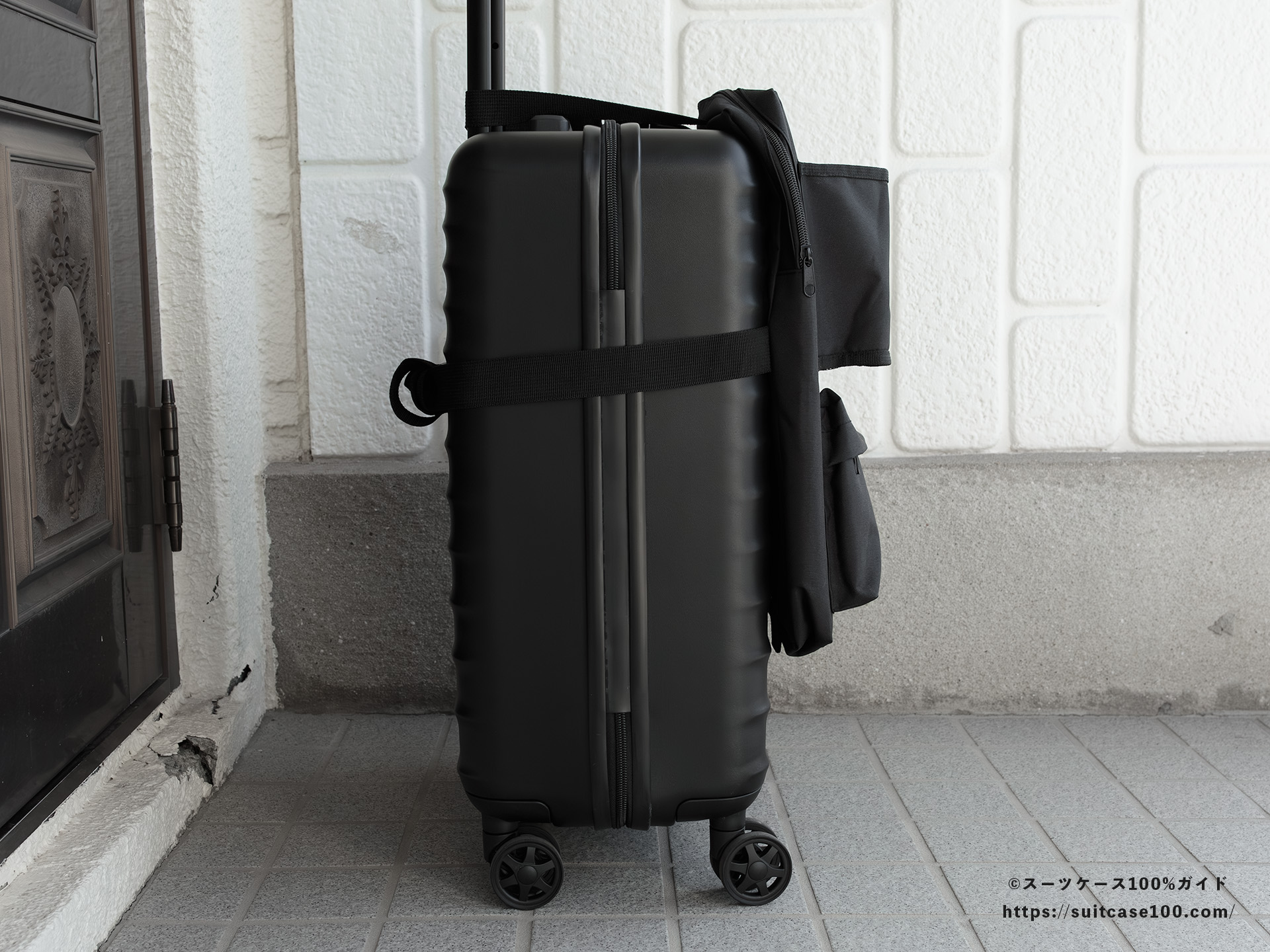 スタンダードプロダクツ スーツケースに付けられるバッグ レビュー スーツケース前面に装着して真横から見た図
