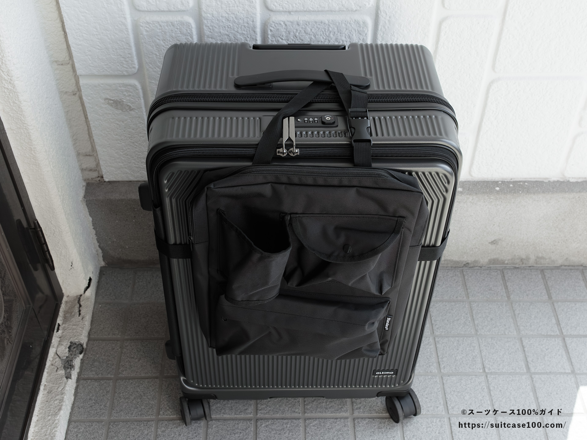 スタンダードプロダクツ スーツケースに付けられるバッグ レビュー Lサイズのスーツケース前面に装着した図 トップハンドル固定