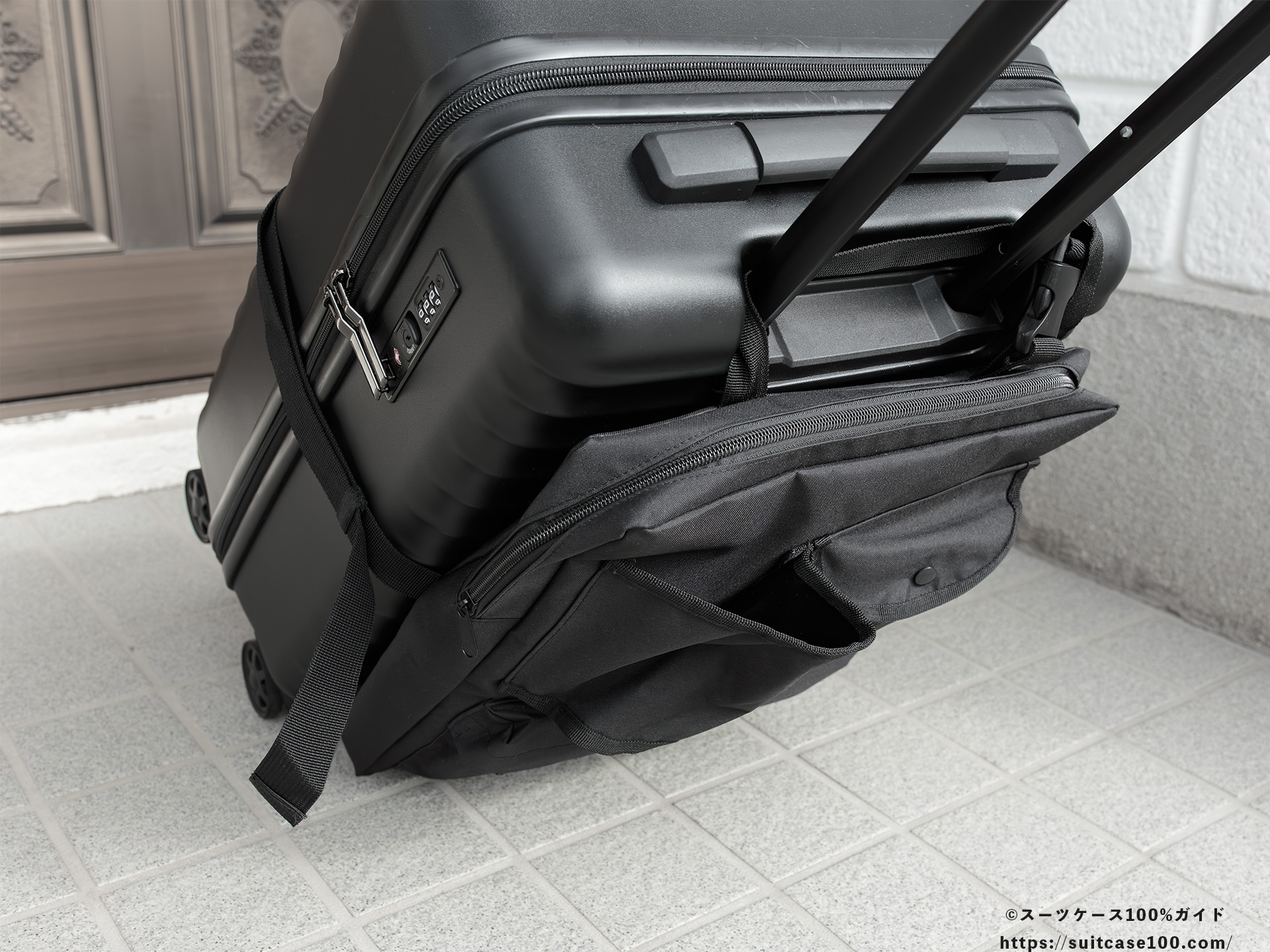 スタンダードプロダクツ スーツケースに付けられるバッグ レビュー 斜めに引いて転がすと地面に擦れる