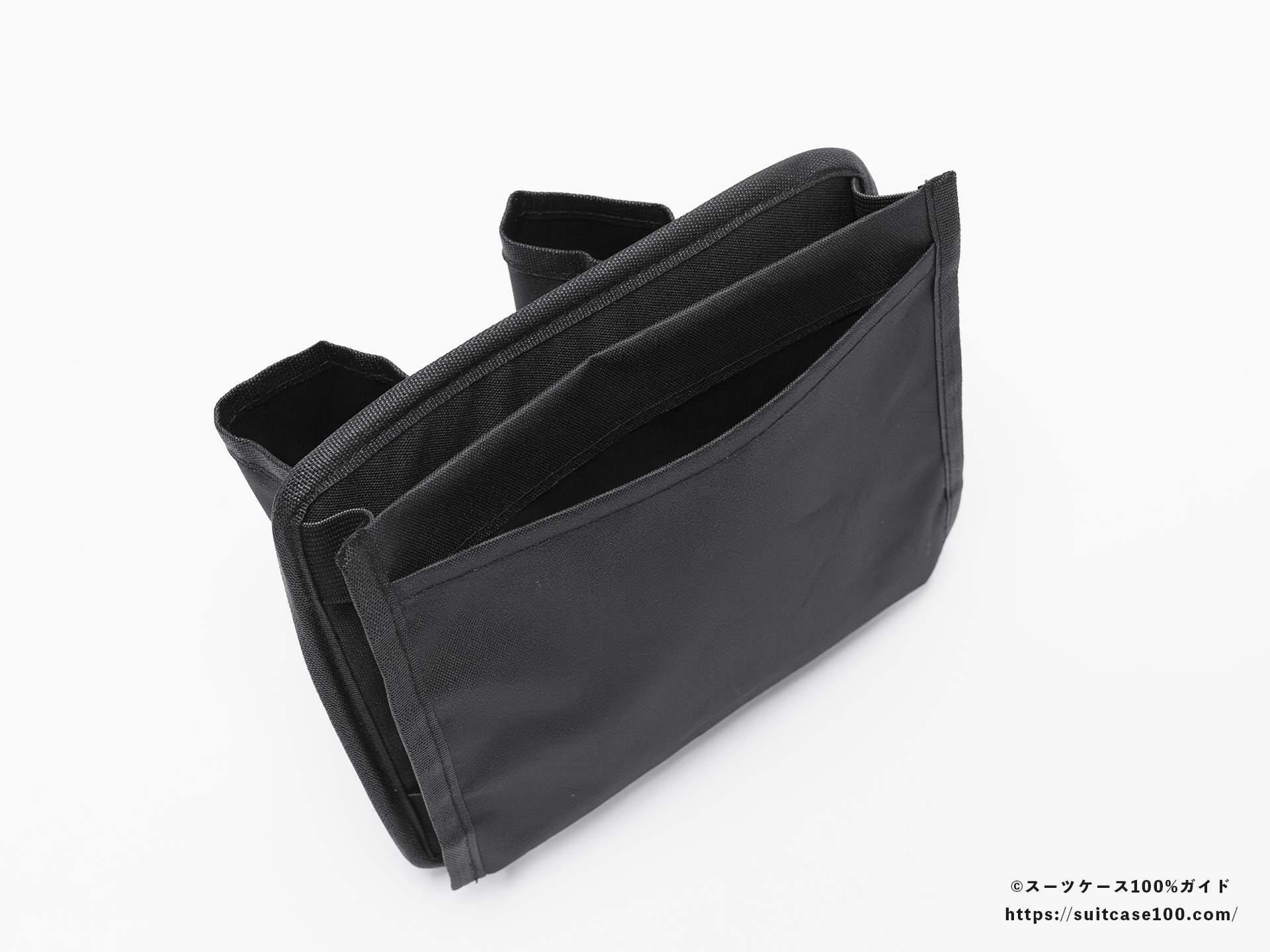 スタンダードプロダクツ スーツケース用ボトルホルダー 外観レビュー 立て背面を斜めから見た図