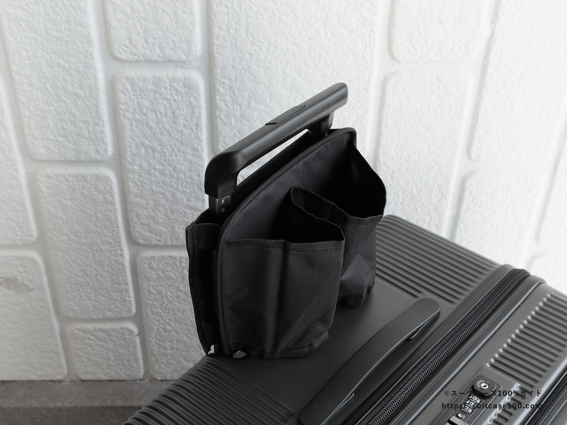 スタンダードプロダクツ スーツケース用ボトルホルダー レビュー Lサイズのスーツケースに装着した図 斜めから見た図