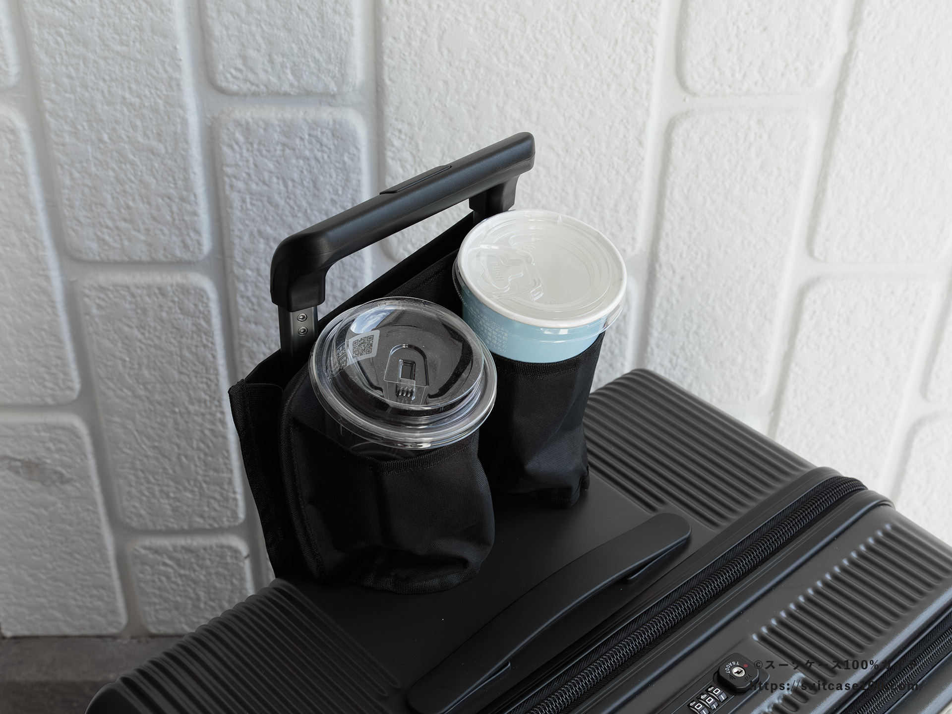 スタンダードプロダクツ スーツケース用ボトルホルダー レビュー コンビニアイスコーヒーカップ入れた図