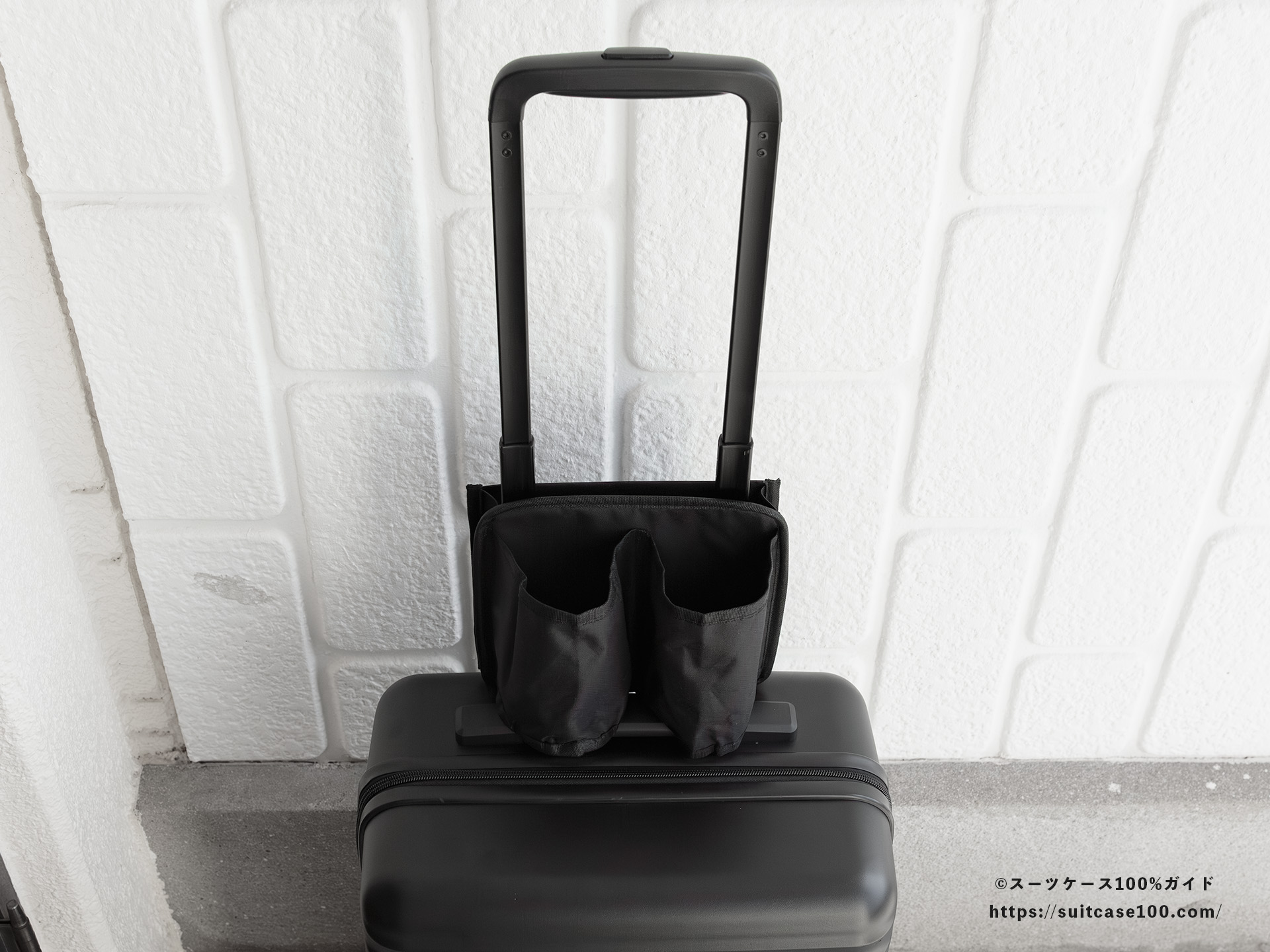 スタンダードプロダクツ スーツケース用ボトルホルダー レビュー Sサイズのスーツケースに装着した図 正面