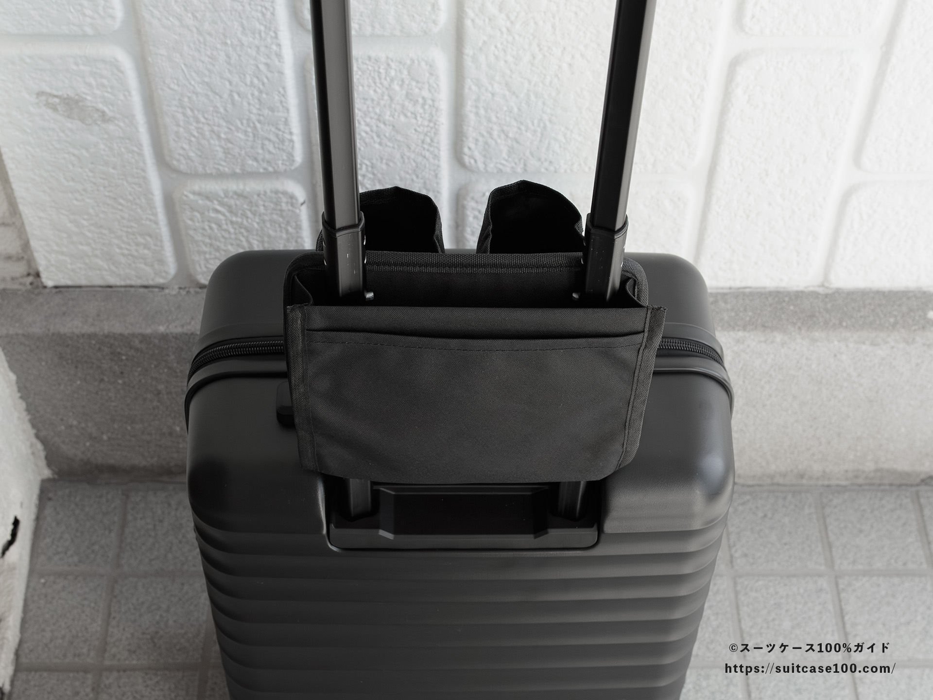 スタンダードプロダクツ スーツケース用ボトルホルダー レビュー Sサイズのスーツケースに装着した図 背面