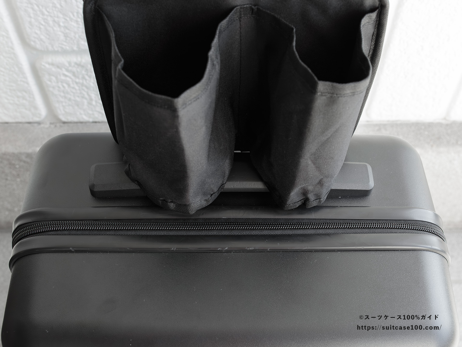 スタンダードプロダクツ スーツケース用ボトルホルダー レビュー Sサイズのスーツケースに装着するとトップハンドルは使えない