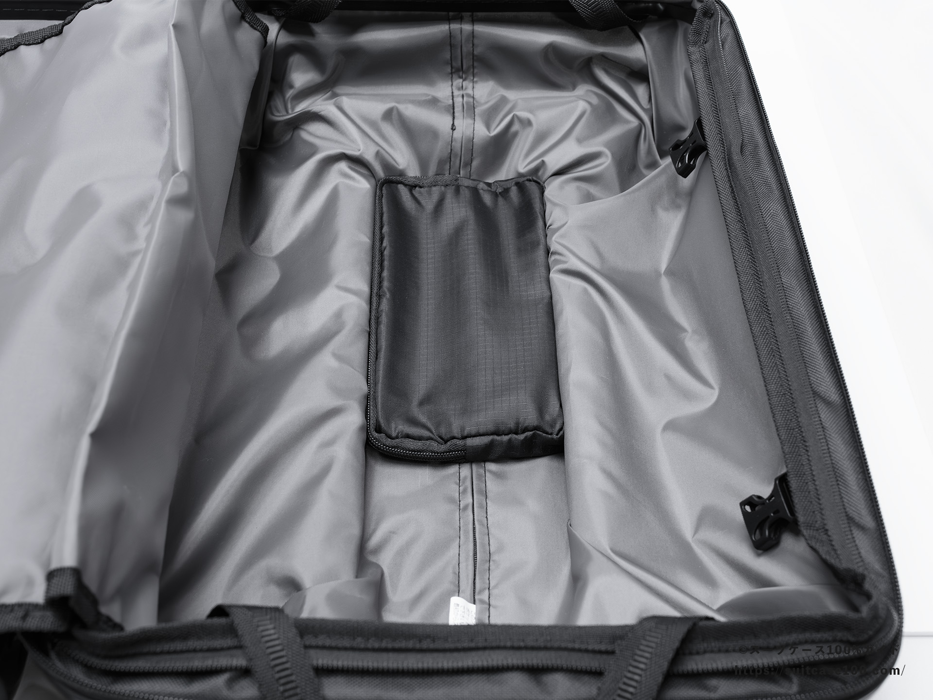 3COINS(スリーコインズ) 溝ポーチ レビュー スーツケースのキャリーバーの溝に空の状態で入れた図