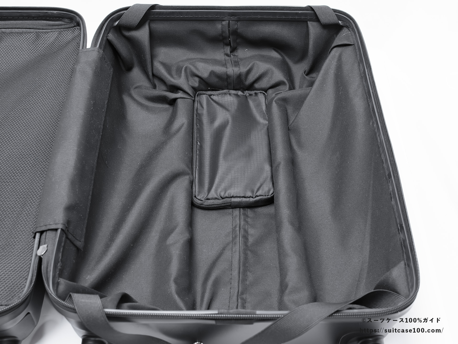 3COINS(スリーコインズ) 溝ポーチ レビュー スーツケースのキャリーバーの溝に空の状態で入れた図