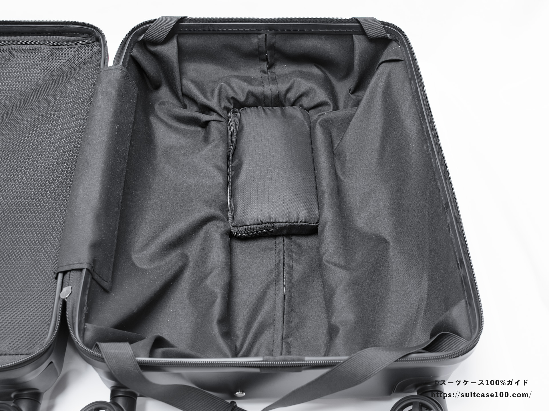 3COINS(スリーコインズ) 溝ポーチ レビュー スーツケースのキャリーバーの溝にフェイスタオルを1枚入れた状態で入れた図