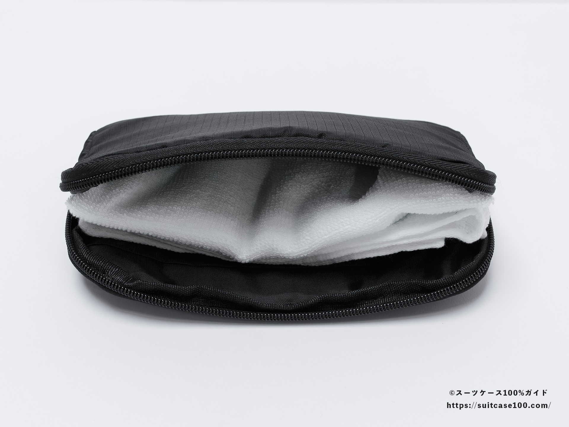 3COINS(スリーコインズ) 溝ポーチ レビュー 4回折ったフェイスタオルを入れた図