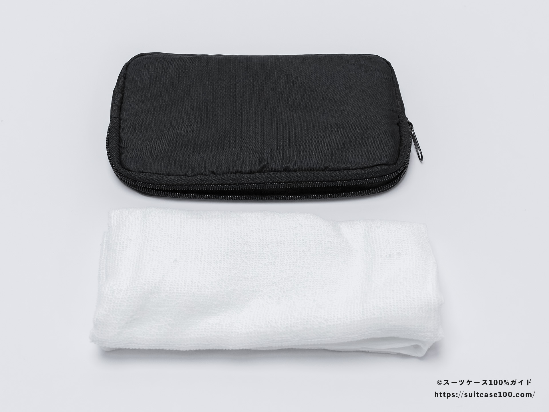 3COINS(スリーコインズ) 溝ポーチ レビュー 4回折ったフェイスタオルとのサイズ比較