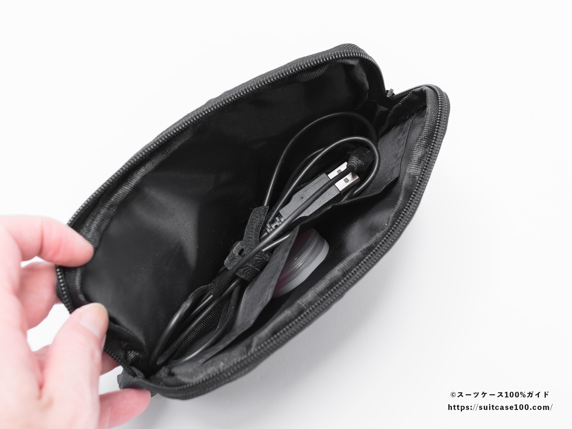 3COINS(スリーコインズ) 溝ポーチ レビュー USBケーブルと文具を入れた図