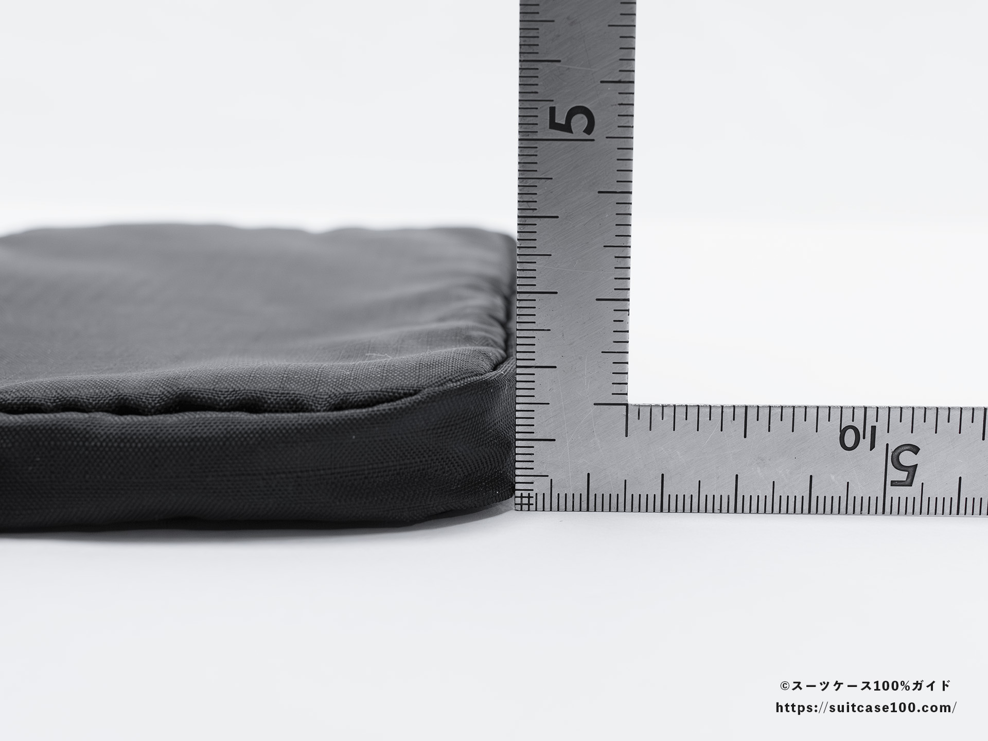 3COINS(スリーコインズ) 溝ポーチ レビュー 厚み測定