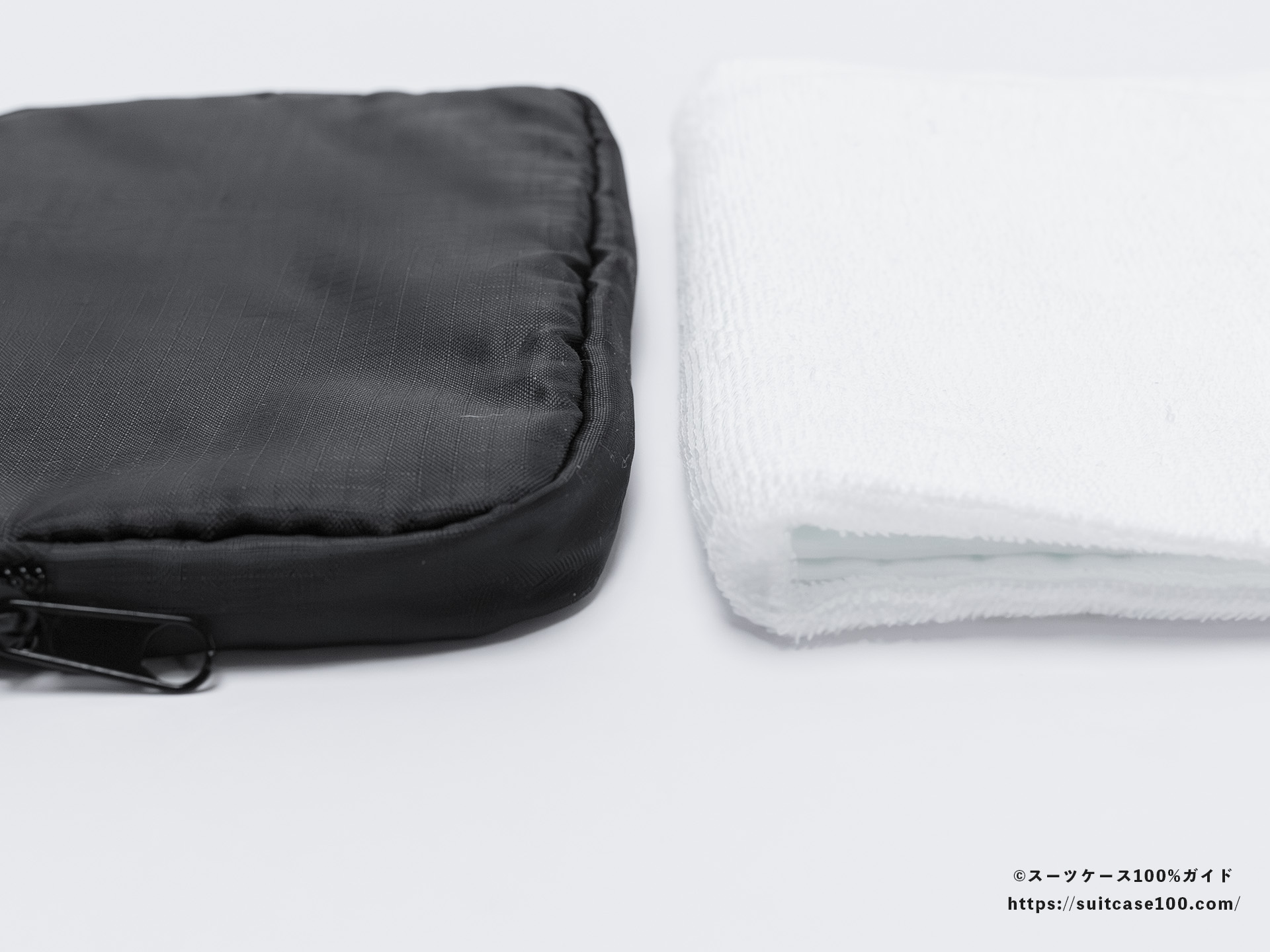 3COINS(スリーコインズ) 溝ポーチ レビュー フェイスタオルとの厚み比較