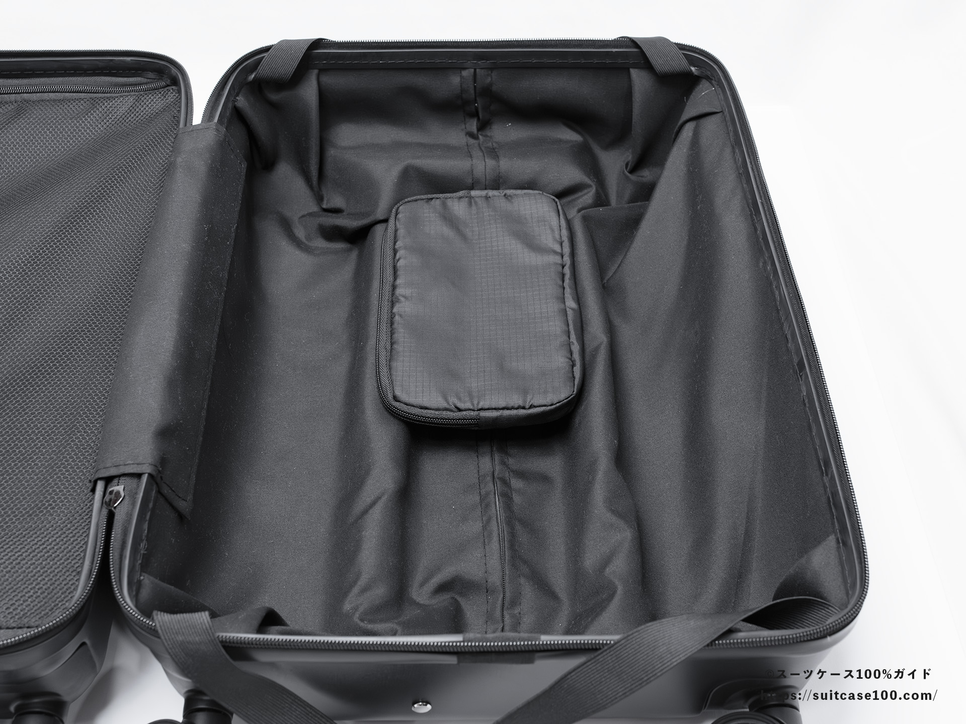 3COINS(スリーコインズ) 溝ポーチ レビュー スーツケースのキャリーバーの溝の上に置いた図