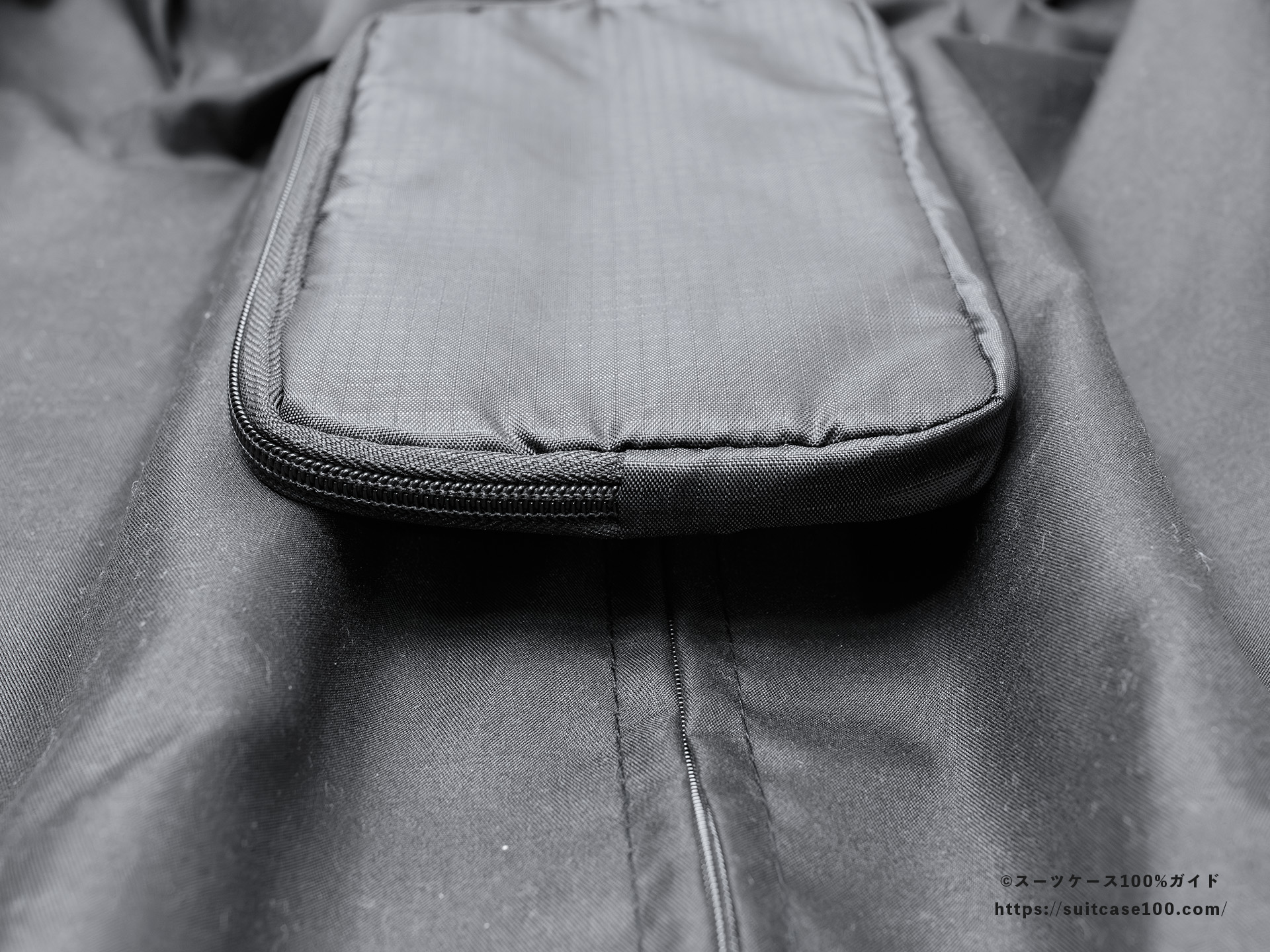 3COINS(スリーコインズ) 溝ポーチ レビュー スーツケースのキャリーバーの溝の上に置いた状態拡大