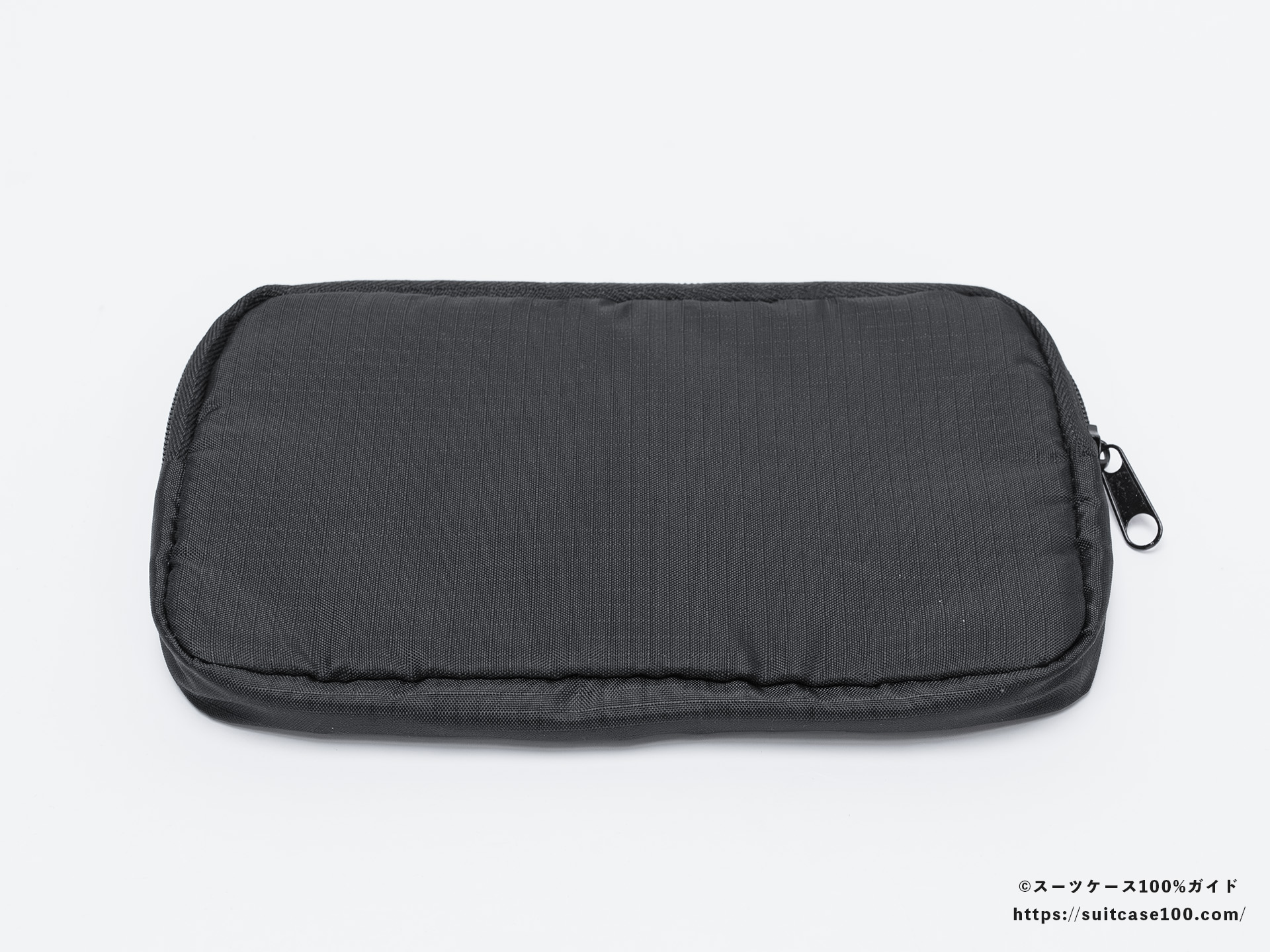 3COINS(スリーコインズ) 溝ポーチ 外観レビュー 斜め上から見た図