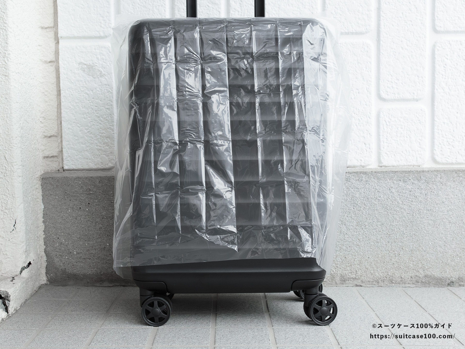 ダイソー レインバッグカバー(キャリーバッグ用) レビュー Sサイズのスーツケースに装着 前面のカバーの高さ