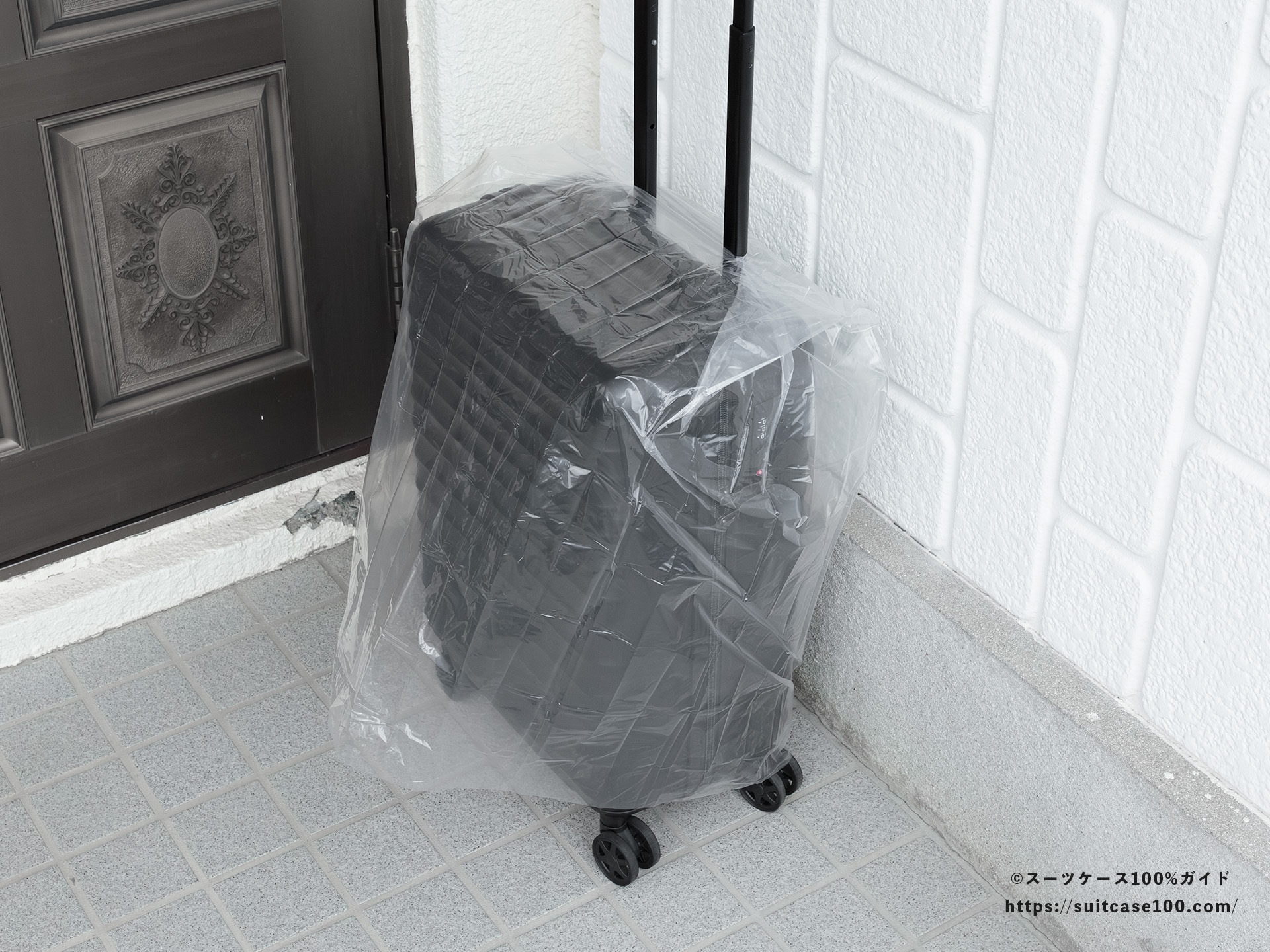 ダイソー レインバッグカバー(キャリーバッグ用) レビュー Sサイズのスーツケースに装着した全体図