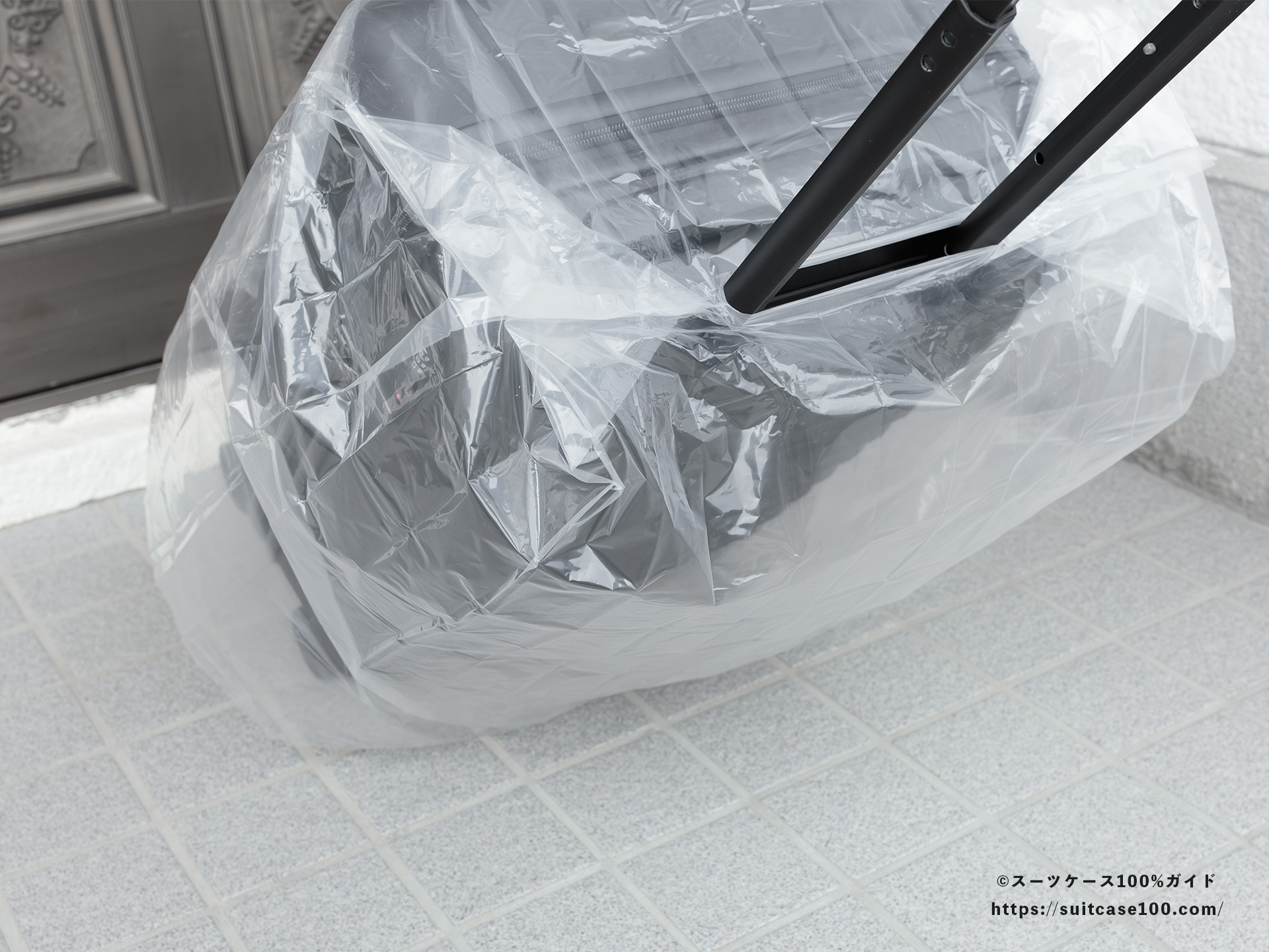 ダイソー レインバッグカバー(キャリーバッグ用) レビュー Sサイズのスーツケースに装着して転がすとい地面に擦れる