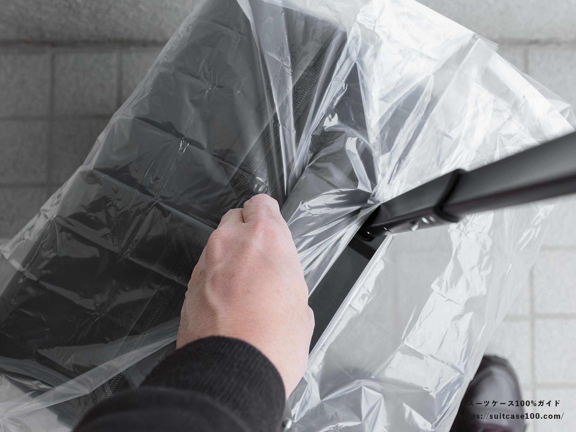 ダイソー レインバッグカバー(キャリーバッグ用) レビュー 装着してもトップハンドルは掴める