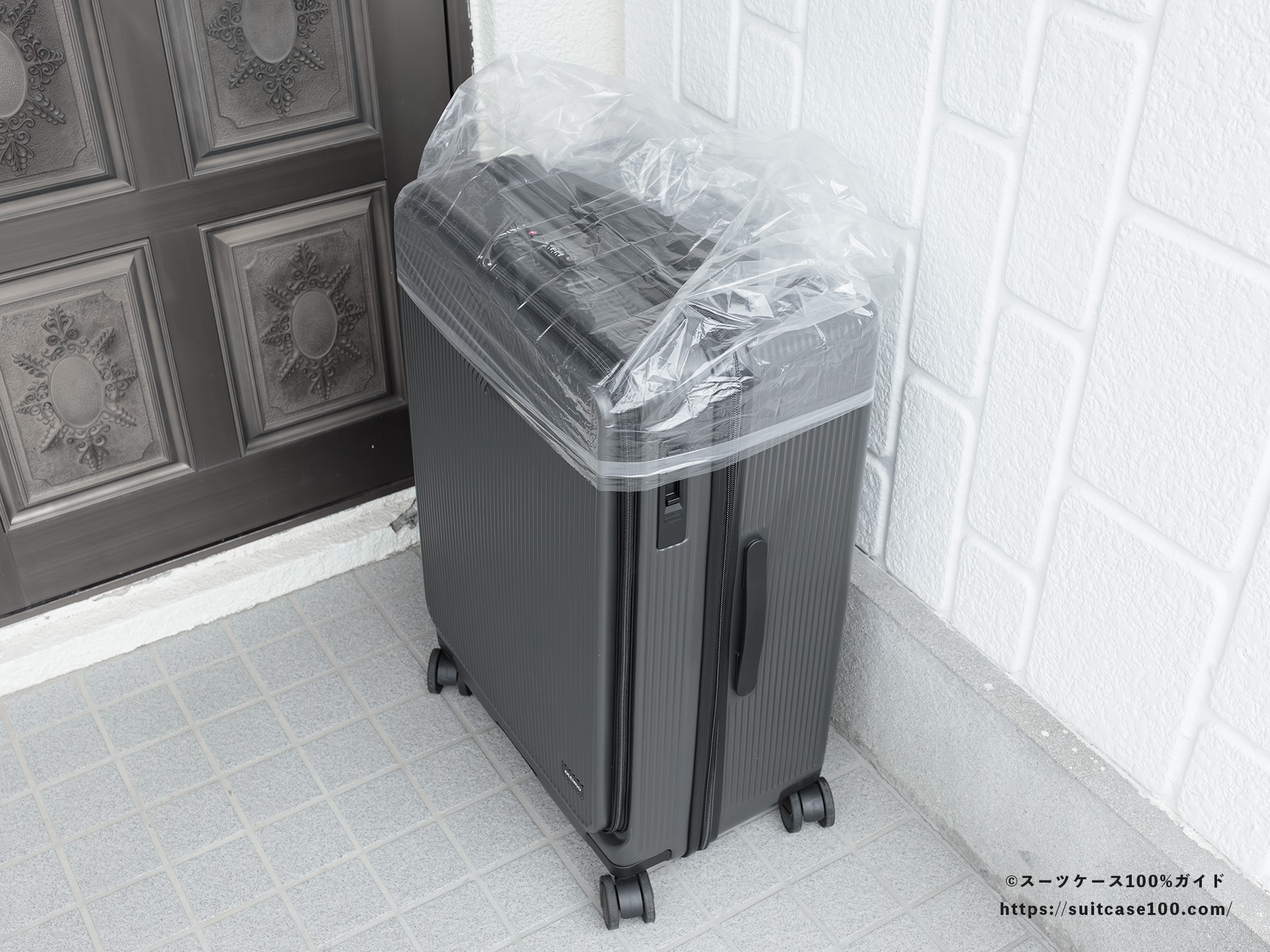 ダイソー レインバッグカバー(キャリーバッグ用) レビュー Lサイズのスーツケースに装着できない図