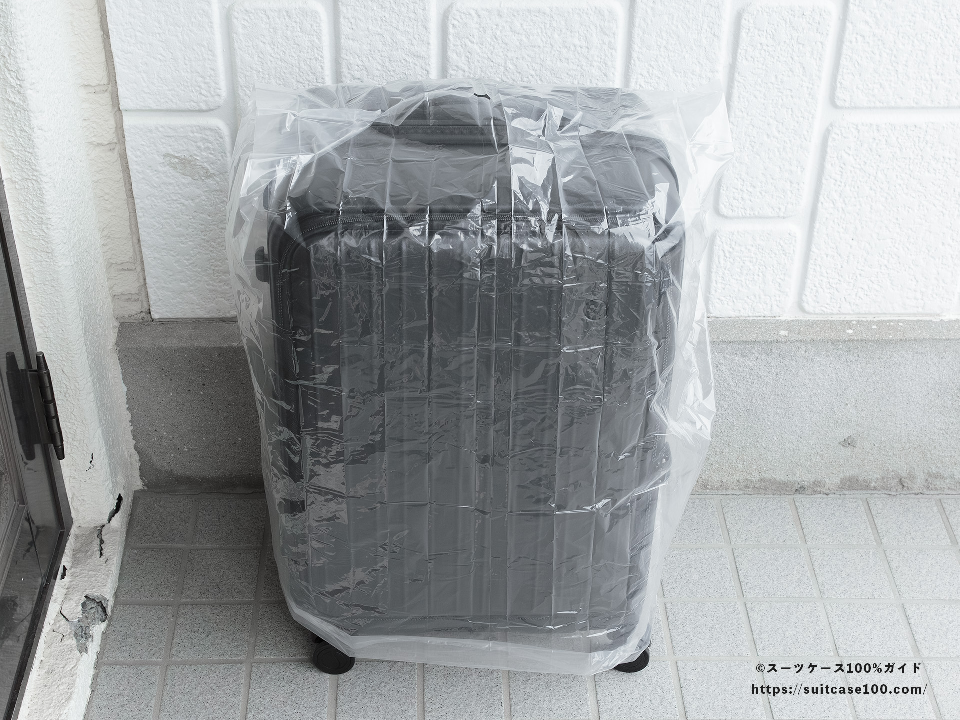 ダイソー レインバッグカバー(キャリーバッグ用) レビュー Mサイズのスーツケースに装着した図