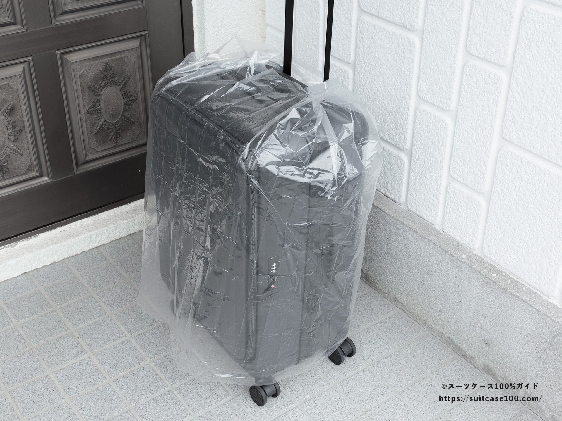 ダイソー レインバッグカバー(キャリーバッグ用) レビュー Mサイズのスーツケースに装着した全体図