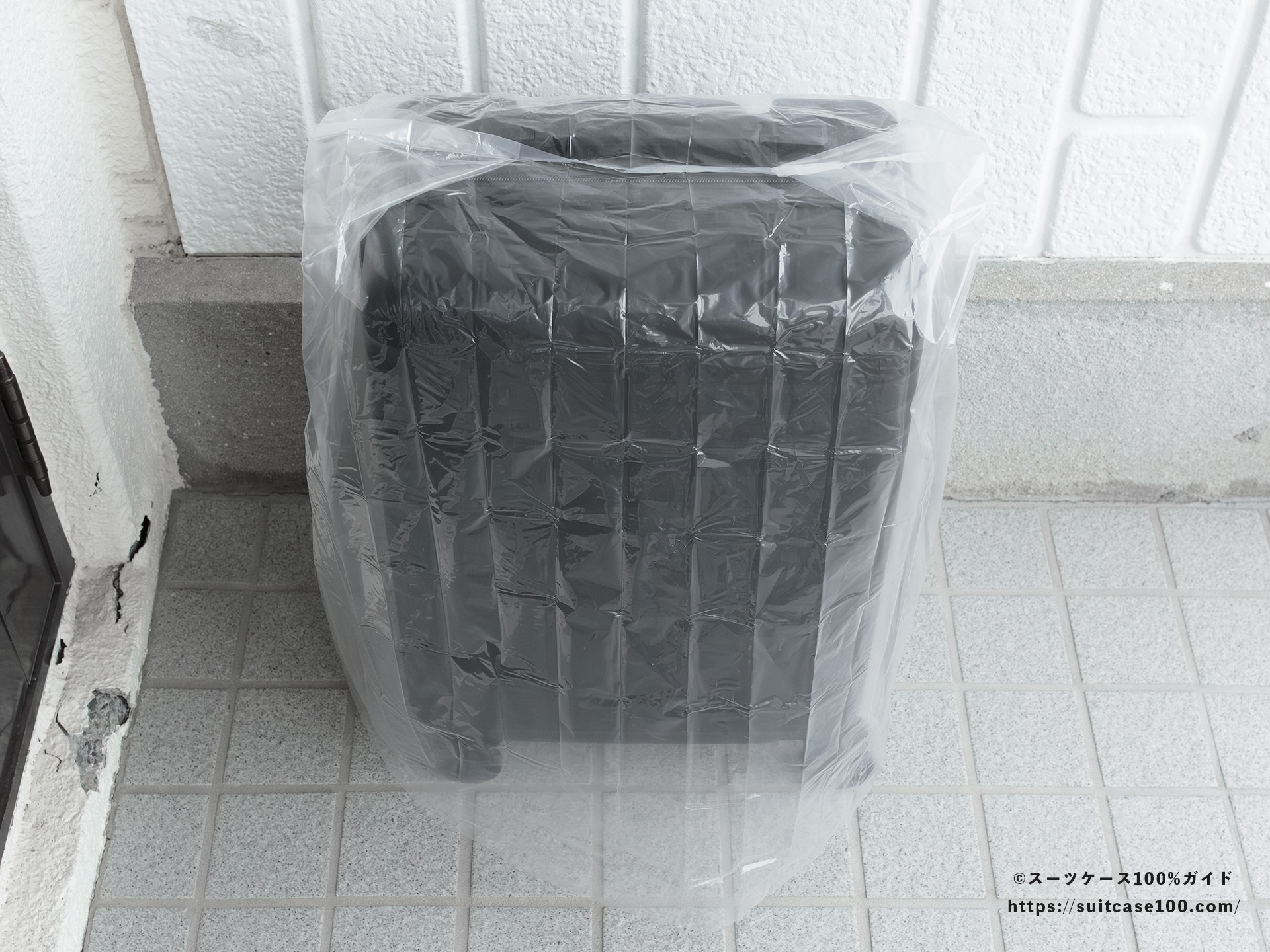 ダイソー レインバッグカバー(キャリーバッグ用) レビュー Sサイズのスーツケースに装着した図