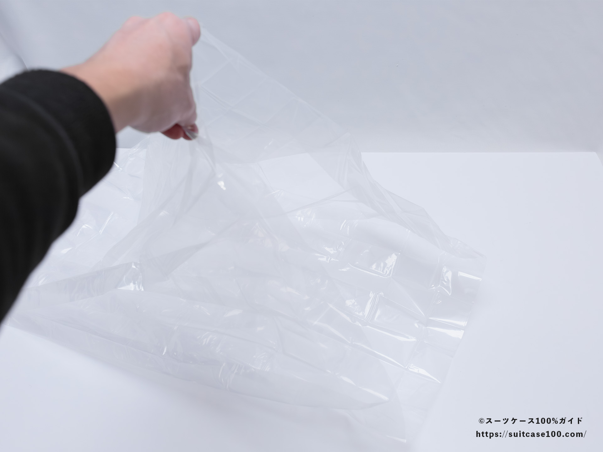 ダイソー レインバッグカバー(キャリーバッグ用) 外観レビュー 開口を開けている図