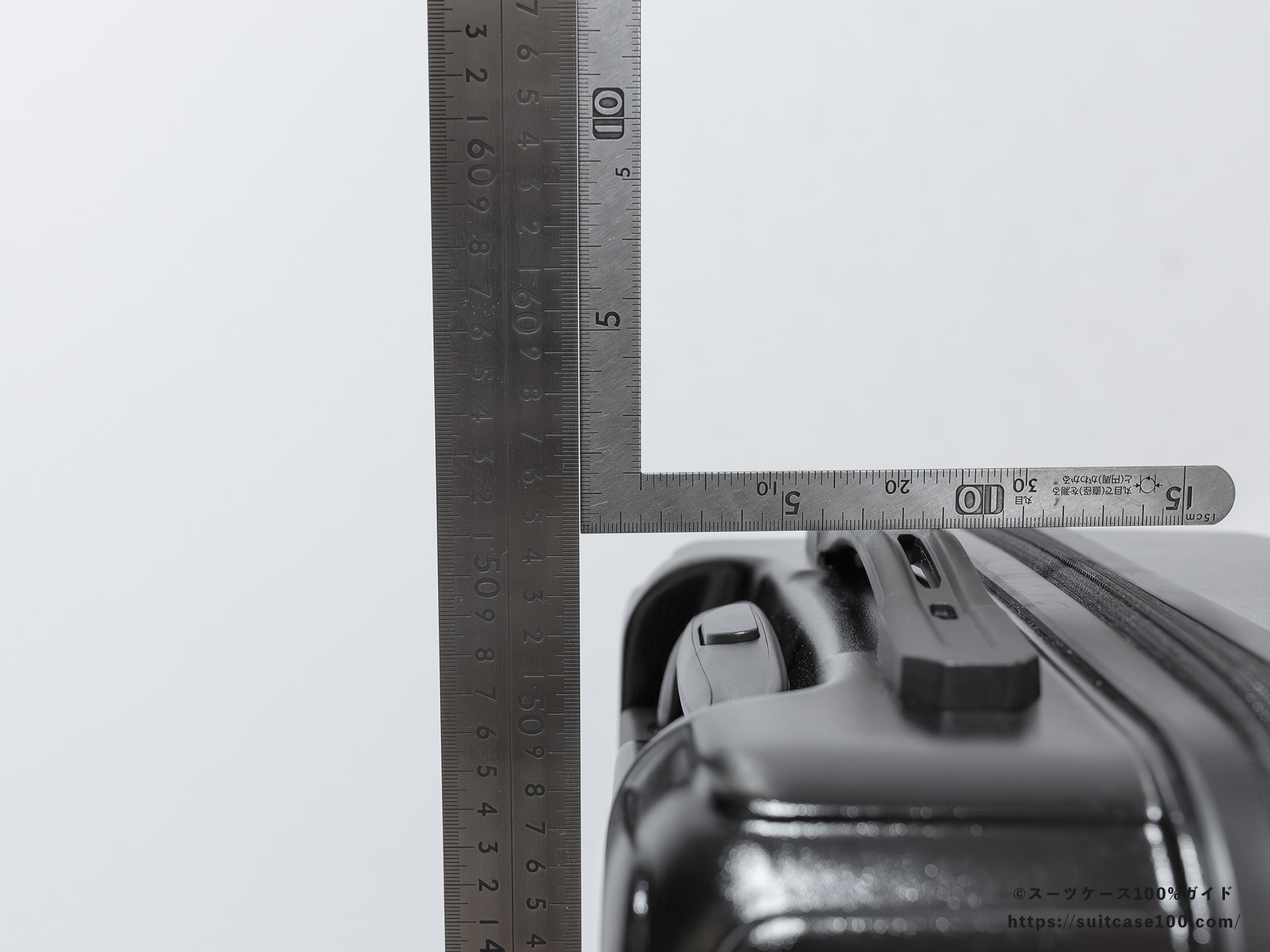 当サイトのスーツケースの測定方法を説明している図