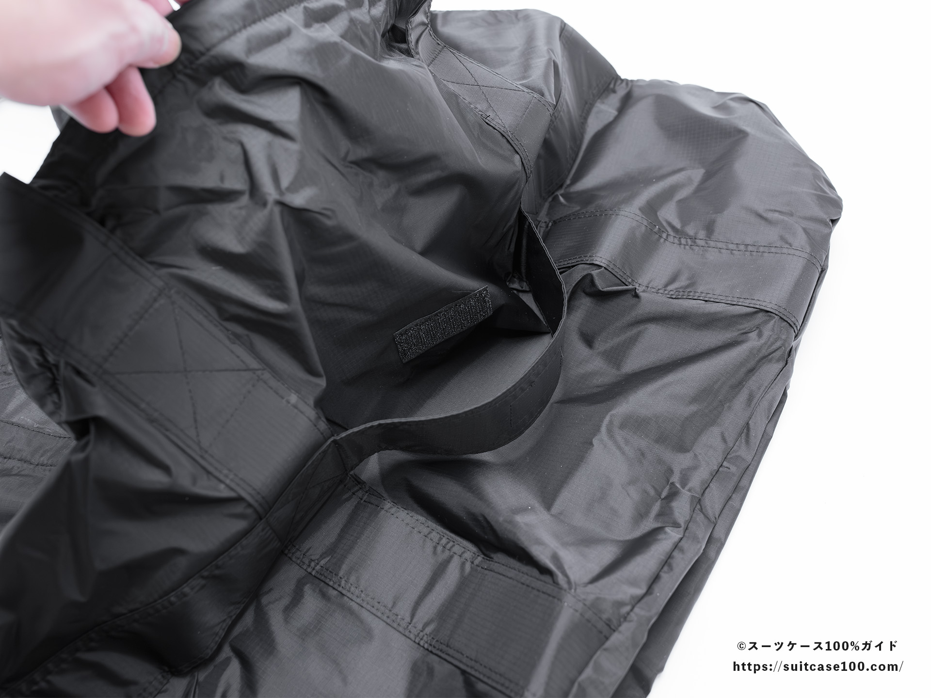 LAKOLE キャリーオンボストンバッグ 外観レビュー キャリーハンドル固定バンドを広げた図