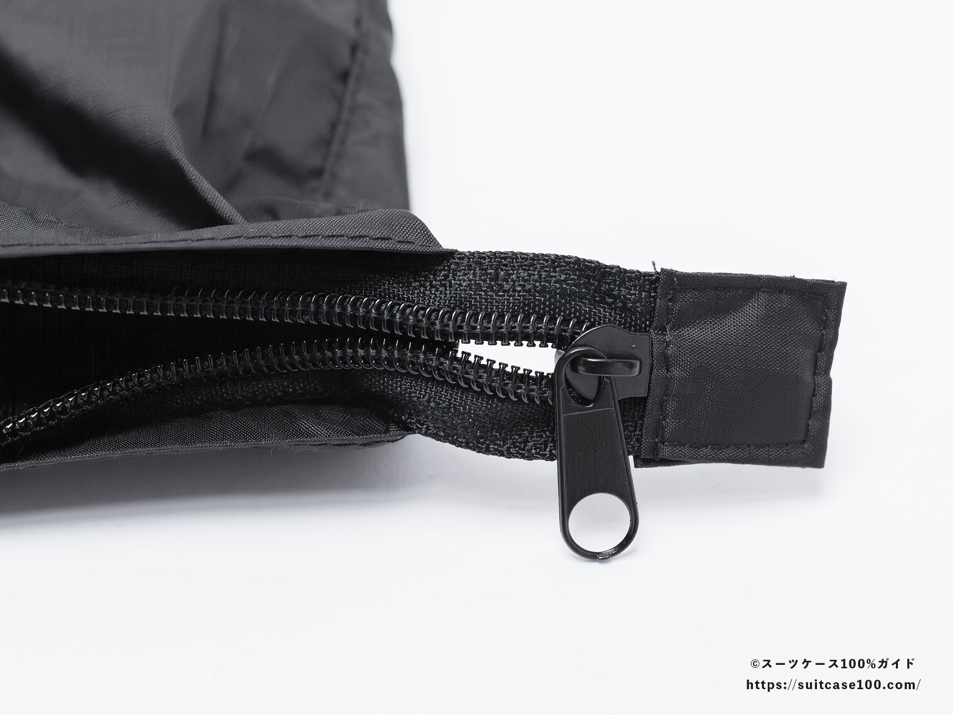 LAKOLE キャリーオンボストンバッグ 外観レビュー 収納部ファスナー拡大
