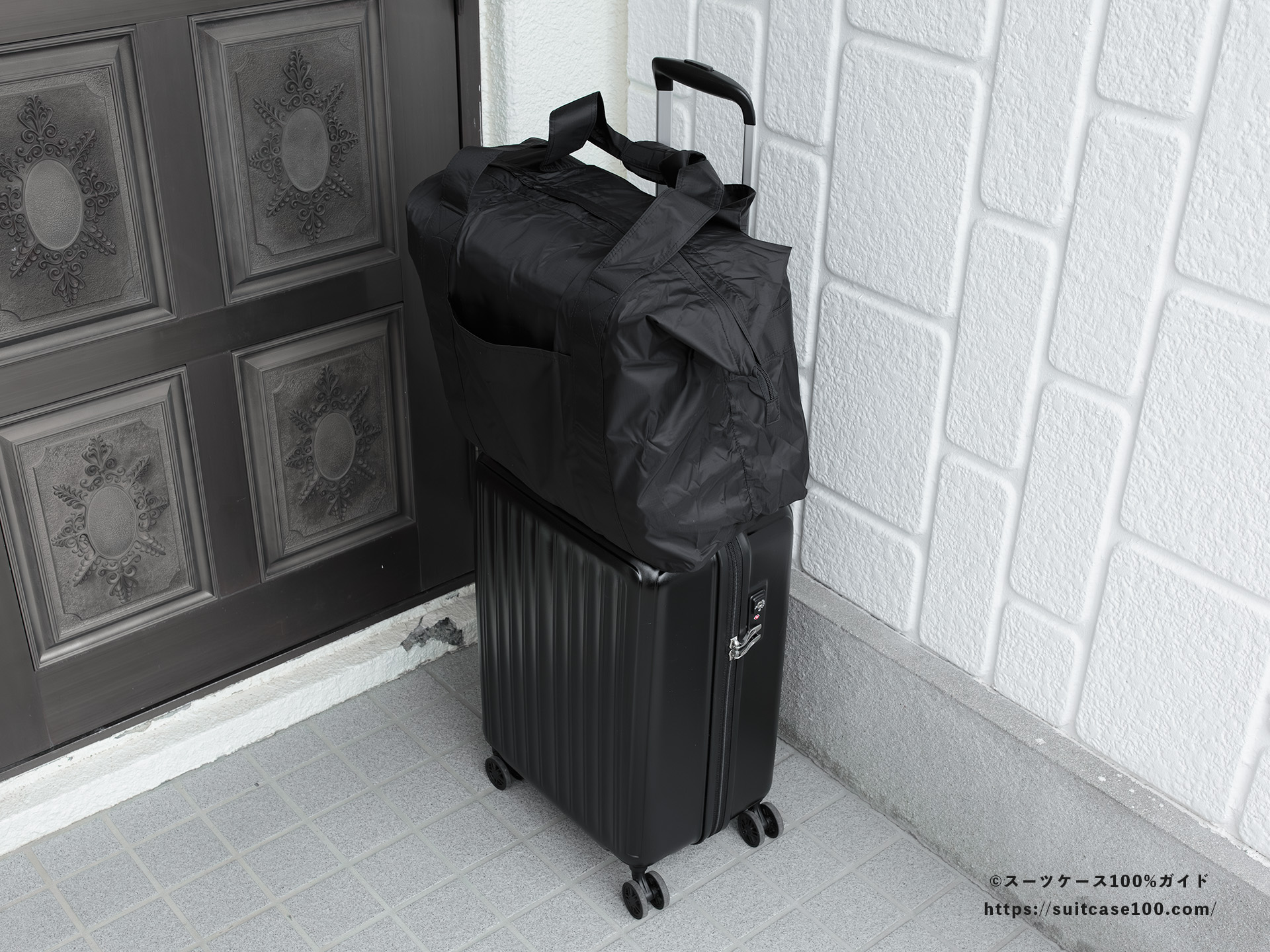 LAKOLE キャリーオンボストンバッグ レビュー Sサイズのスーツケースに装着した全体図