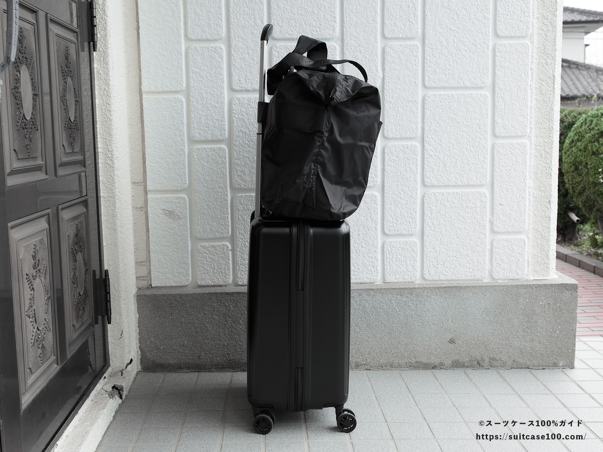 LAKOLE キャリーオンボストンバッグ レビュー Sサイズのスーツケースに装着した図 側面