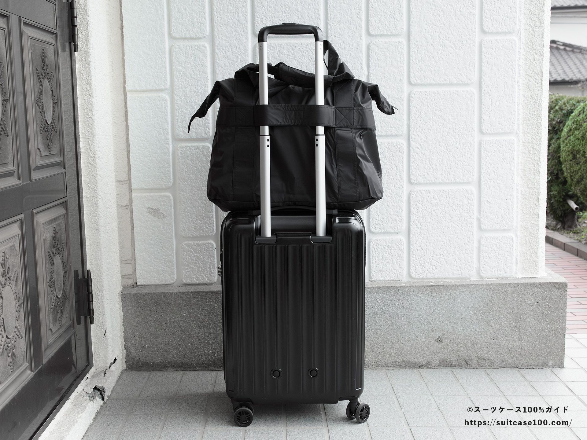 LAKOLE キャリーオンボストンバッグ レビュー Sサイズのスーツケースに装着した図 背面