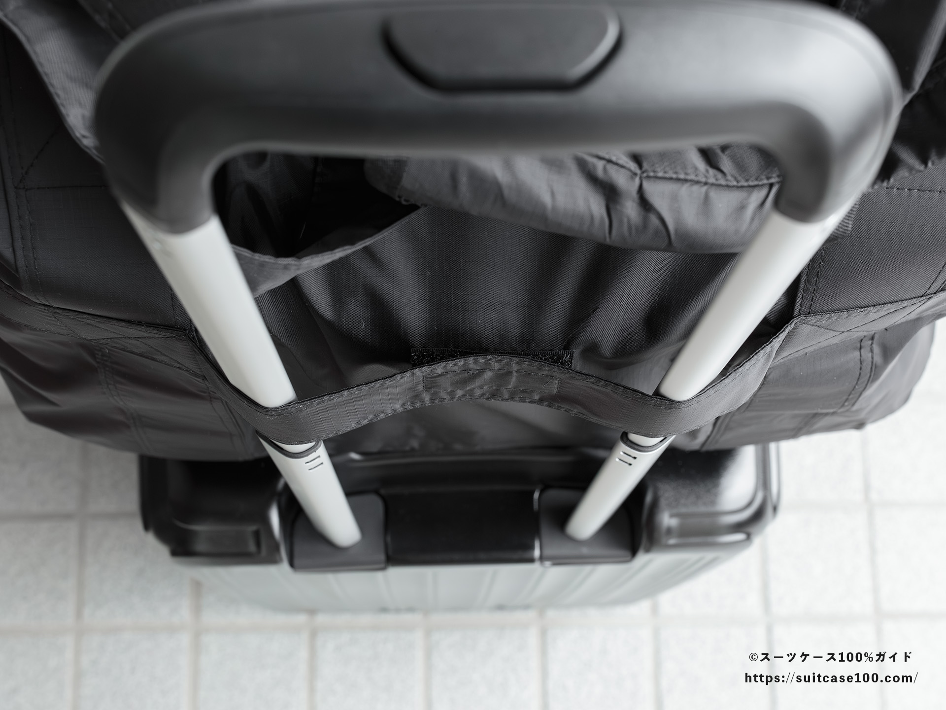 LAKOLE キャリーオンボストンバッグ レビュー スーツケースに装着 キャリーハンドル固定部拡大