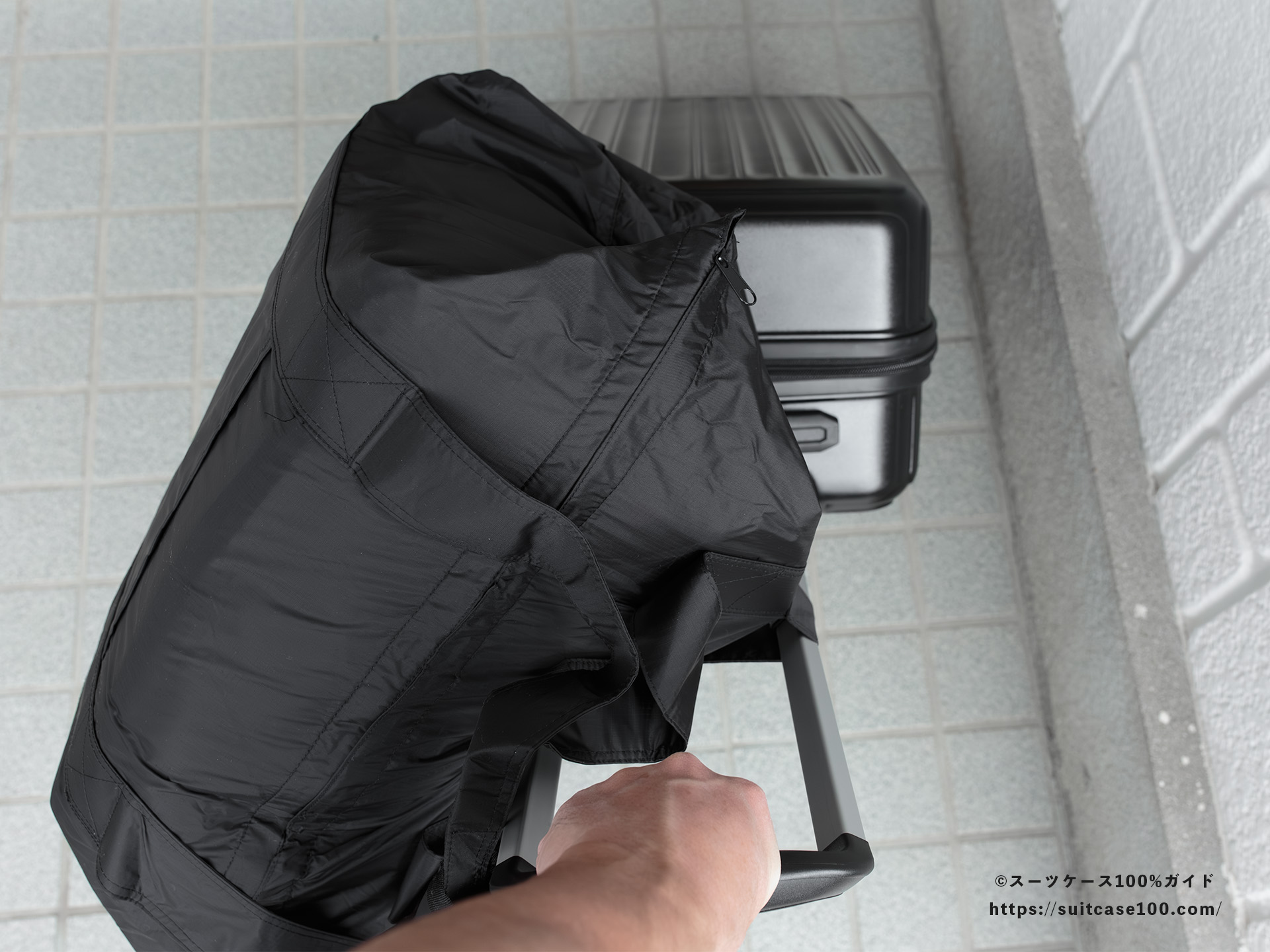 LAKOLE キャリーオンボストンバッグ レビュー Sサイズのスーツケースに装着してズレ落ちた図