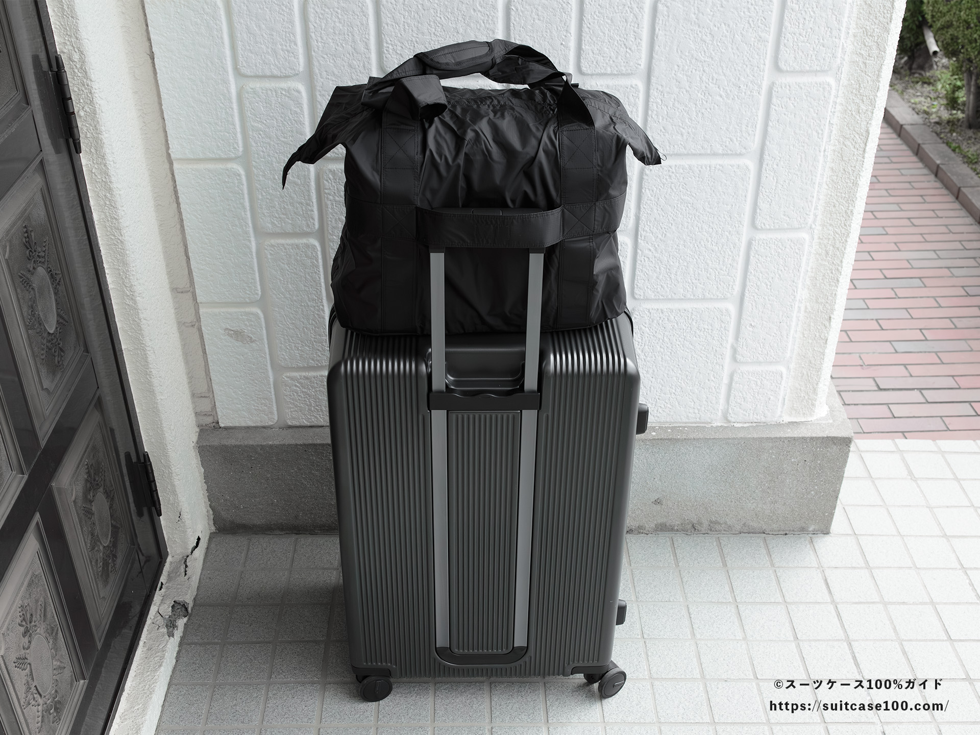 LAKOLE キャリーオンボストンバッグ レビュー Lサイズのスーツケースに装着した図 背面
