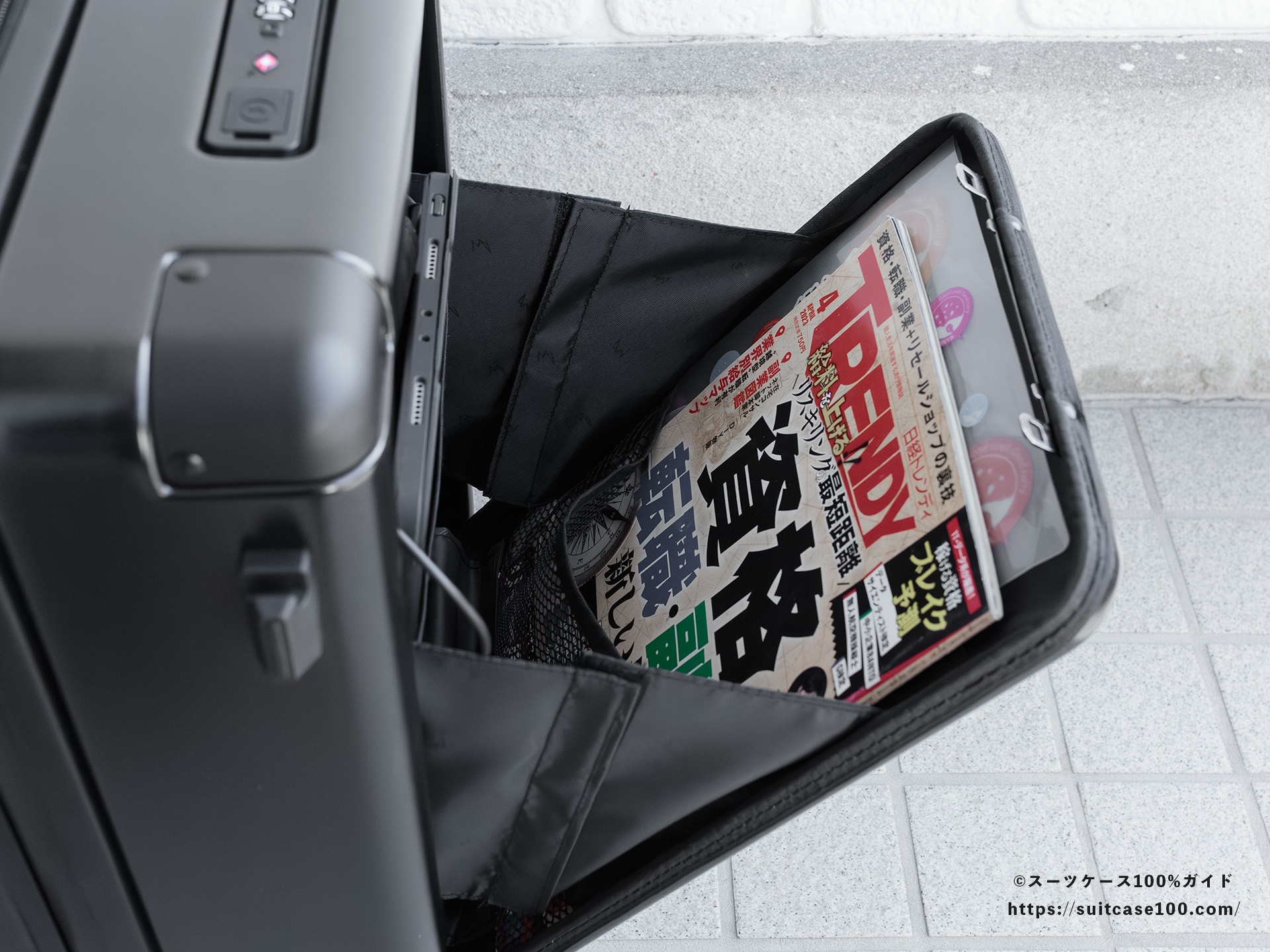 LW 5213-48 フロントポケットレビュー パネル側のポケットにA4クリアファイルと雑誌を入れた図