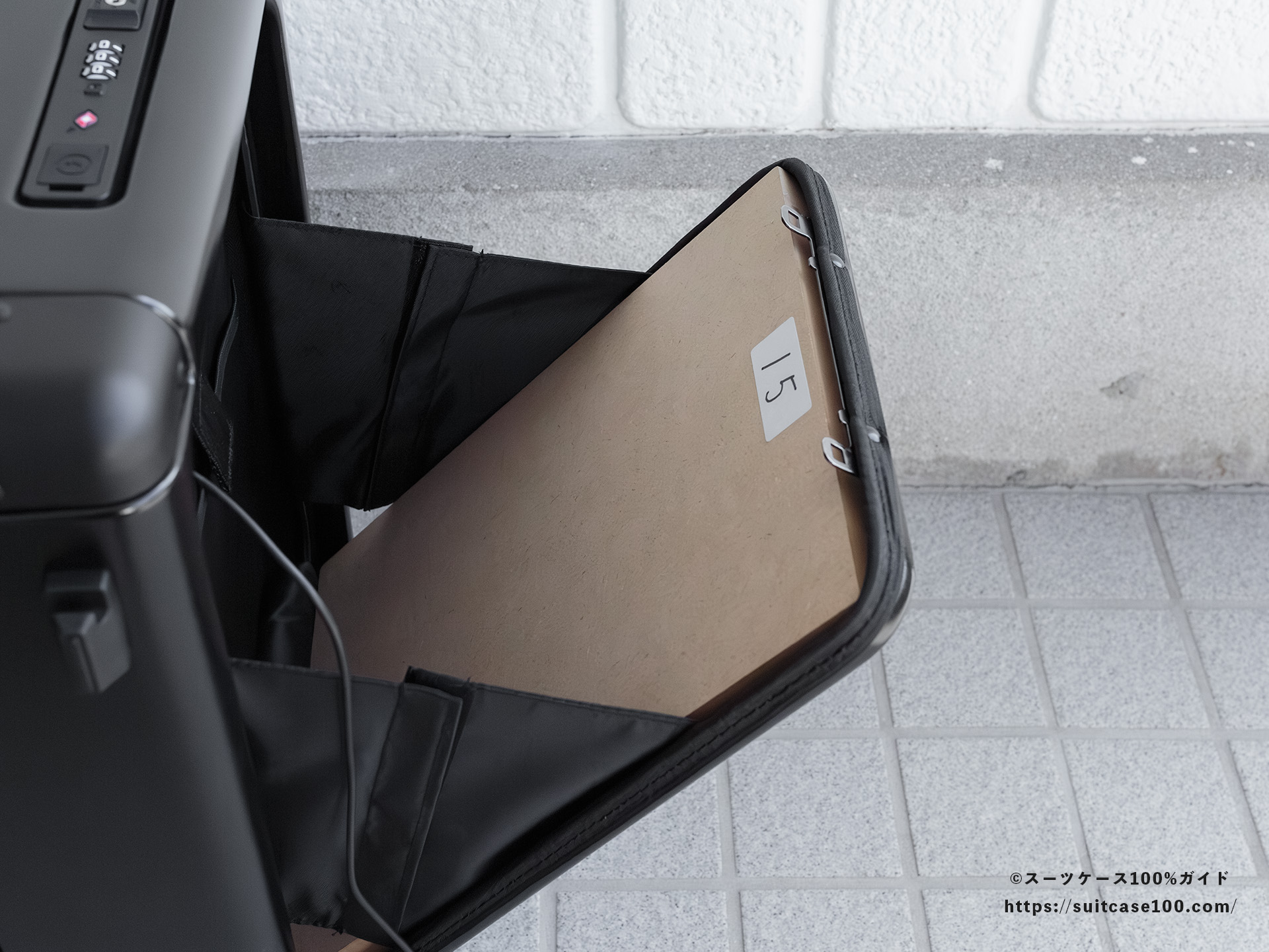 LW 5213-48 フロントポケットレビュー 15インチノートPCサイズの木板を入れた図