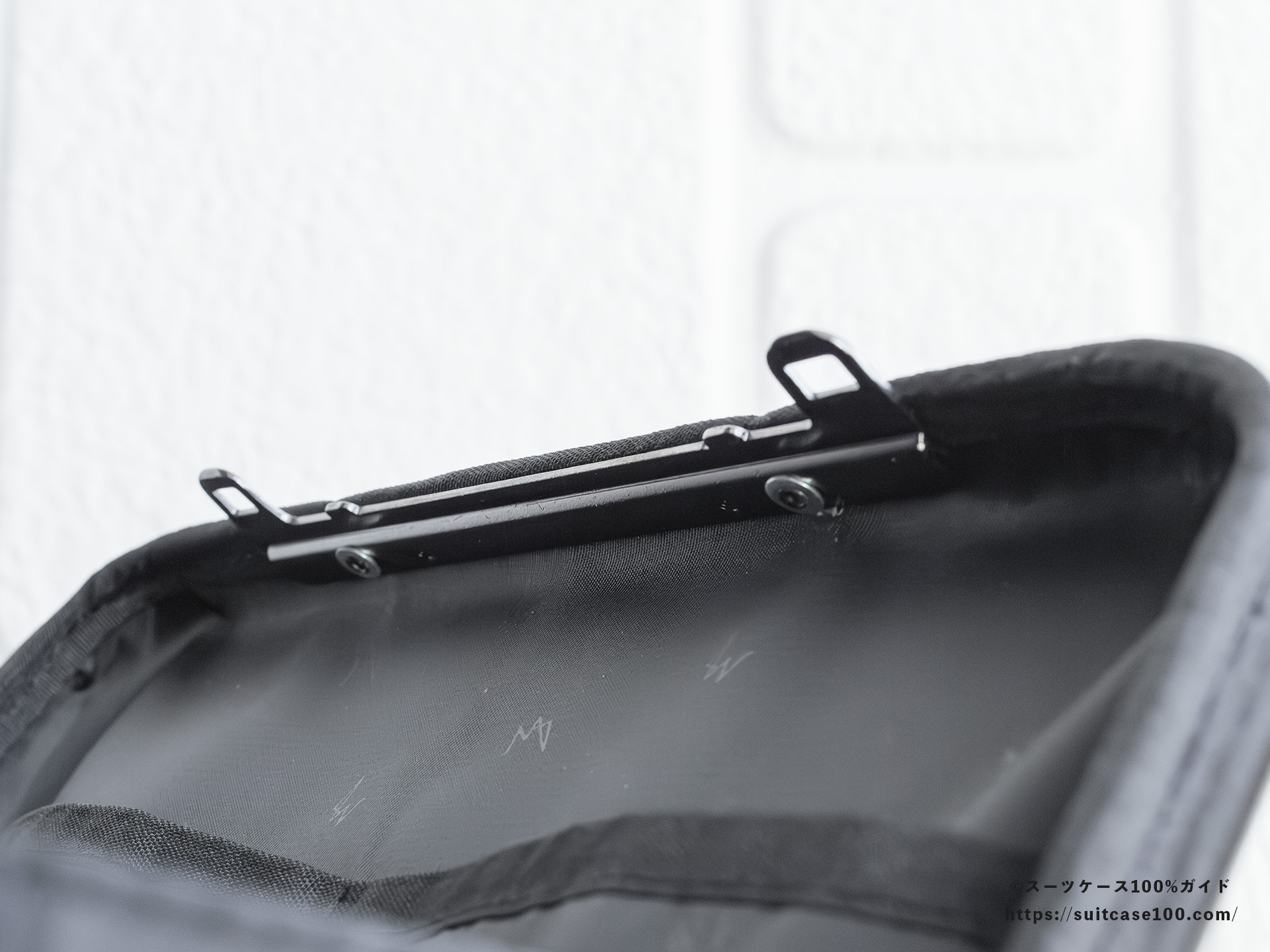 LW 5213-48 フロントポケットレビュー パネル側の固定金具