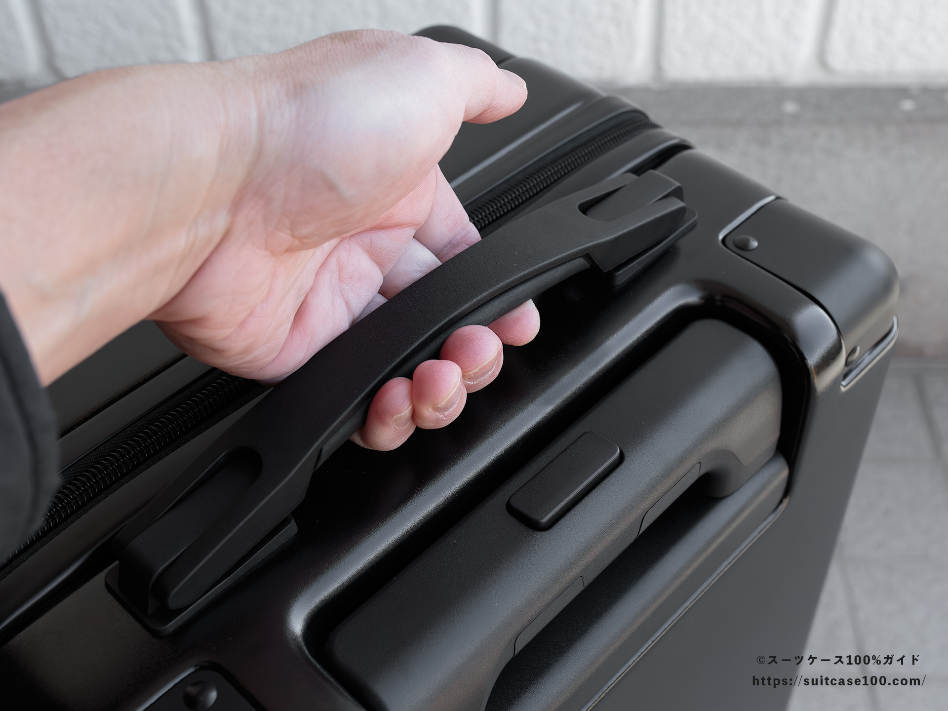 LW 5213-48 トップハンドルレビュー 実際に手で持っている図