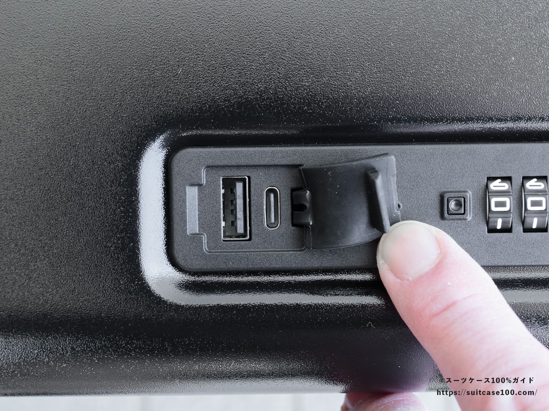 LW 5213-48 USBポートレビュー 蓋を開けている図